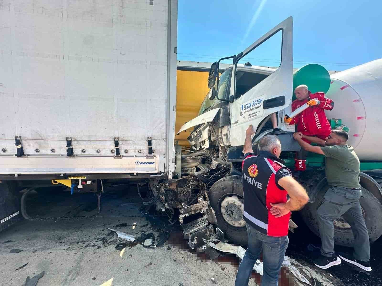 Edirne Keşan'da Beton Mikser Kazası: Tırları Çarpan Araç Sürücüsü Yaralandı