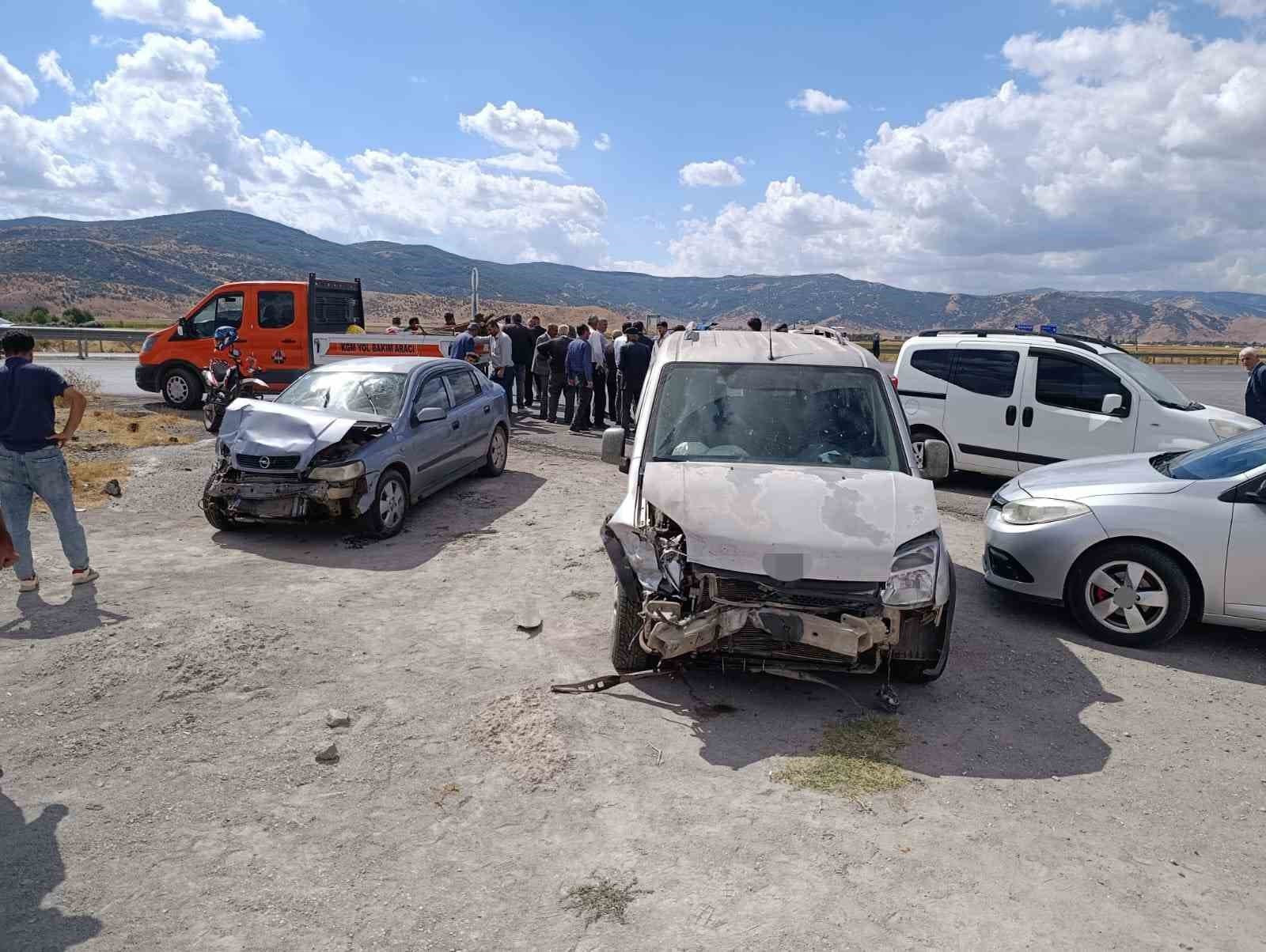 Muş'ta Trafik Kazası: Otomobil ve Hafif Ticari Araç Çarpıştı, İki Kişi Yaralandı
