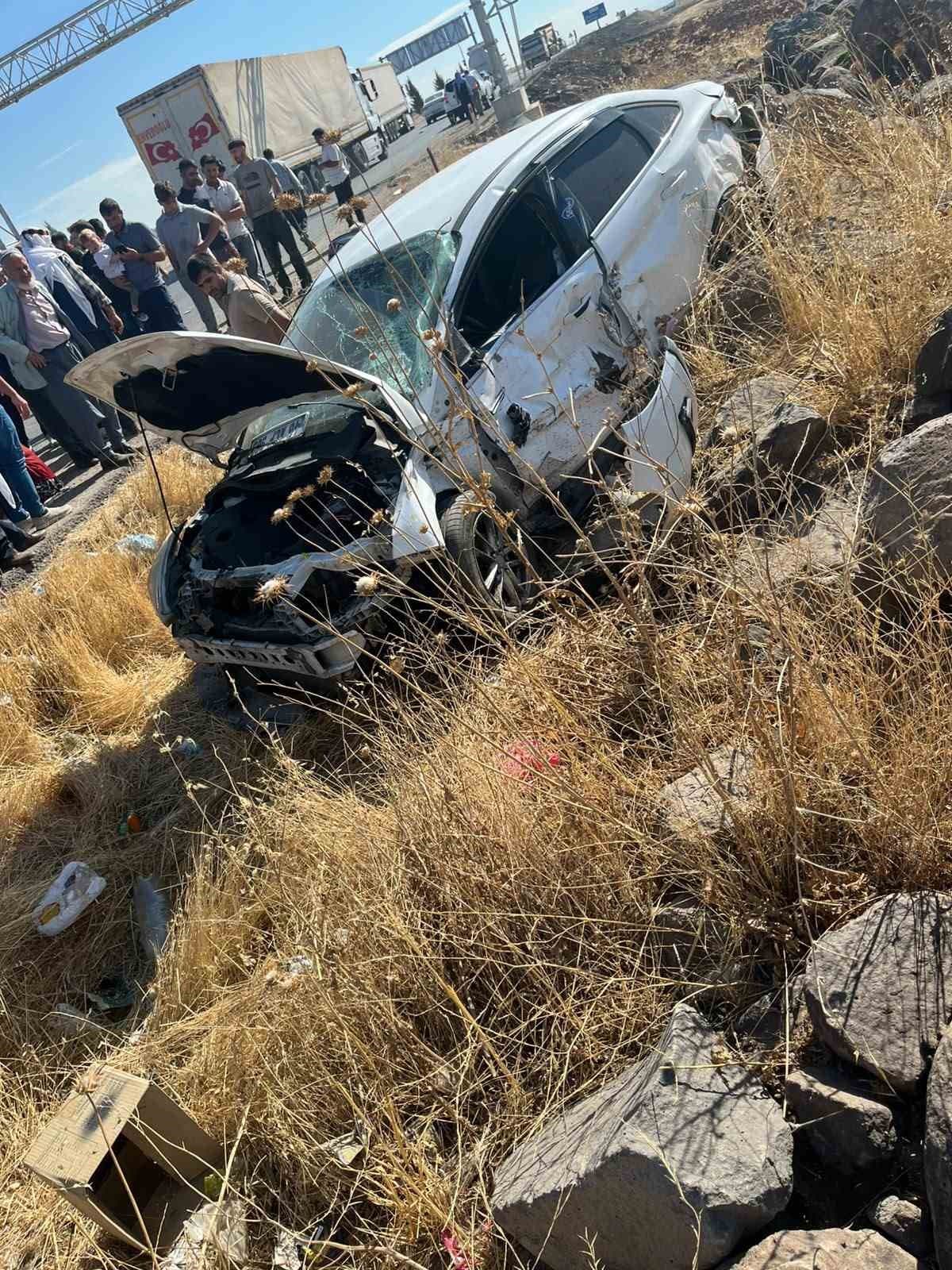 Diyarbakır'da Tır ve Otomobil Çarpıştı: Yedi Kişi Yaralandı