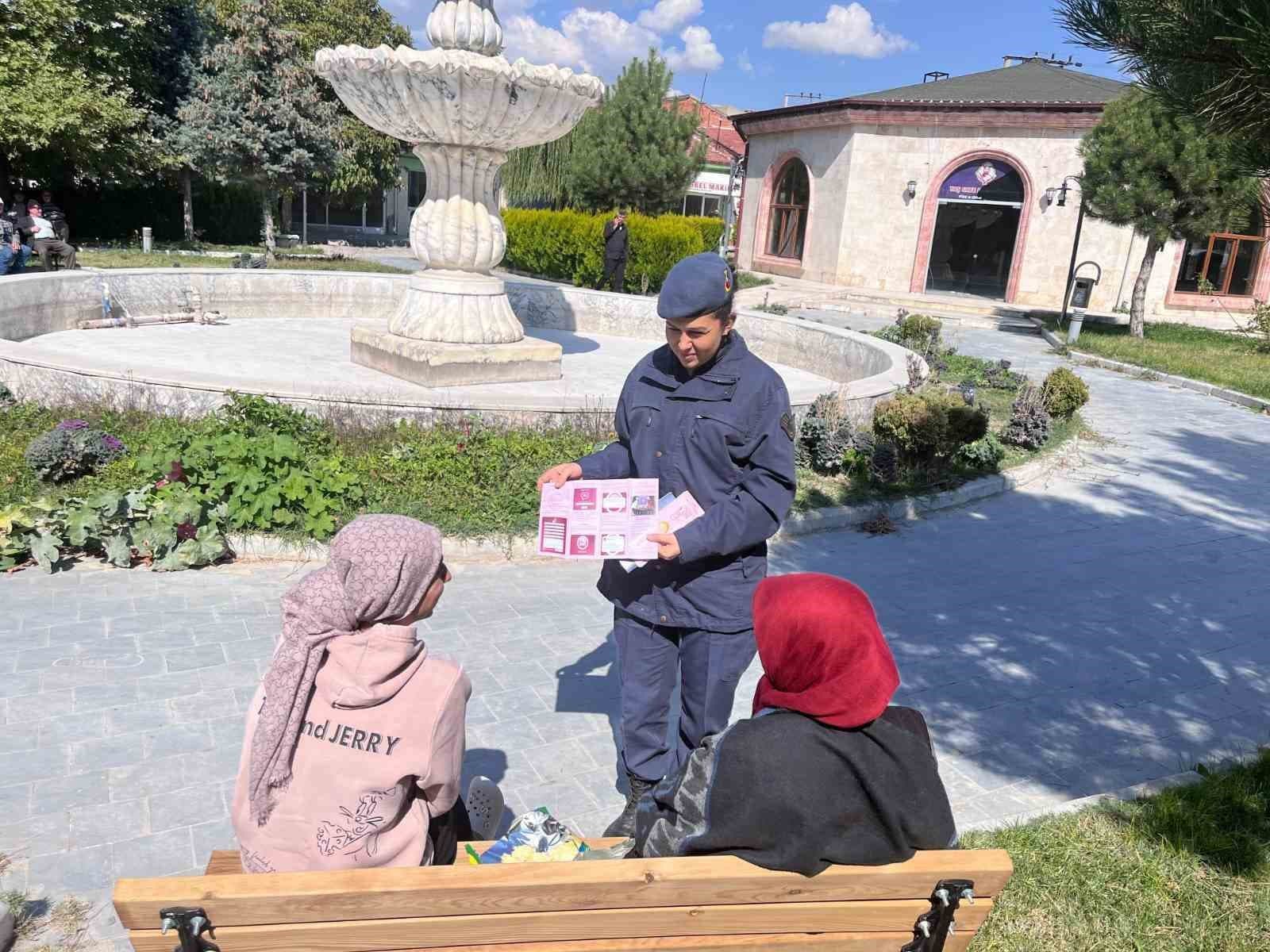 Jandarma, Afyonkarahisar İscehisar'da Kadına Yönelik Şiddet Önleme Bilgilendirmesi Yaptı