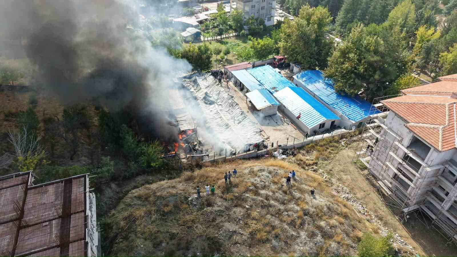 Malatya'da Şantiye Konteynerlerinde Yangın: 30 Konteyner Zarar Gördü