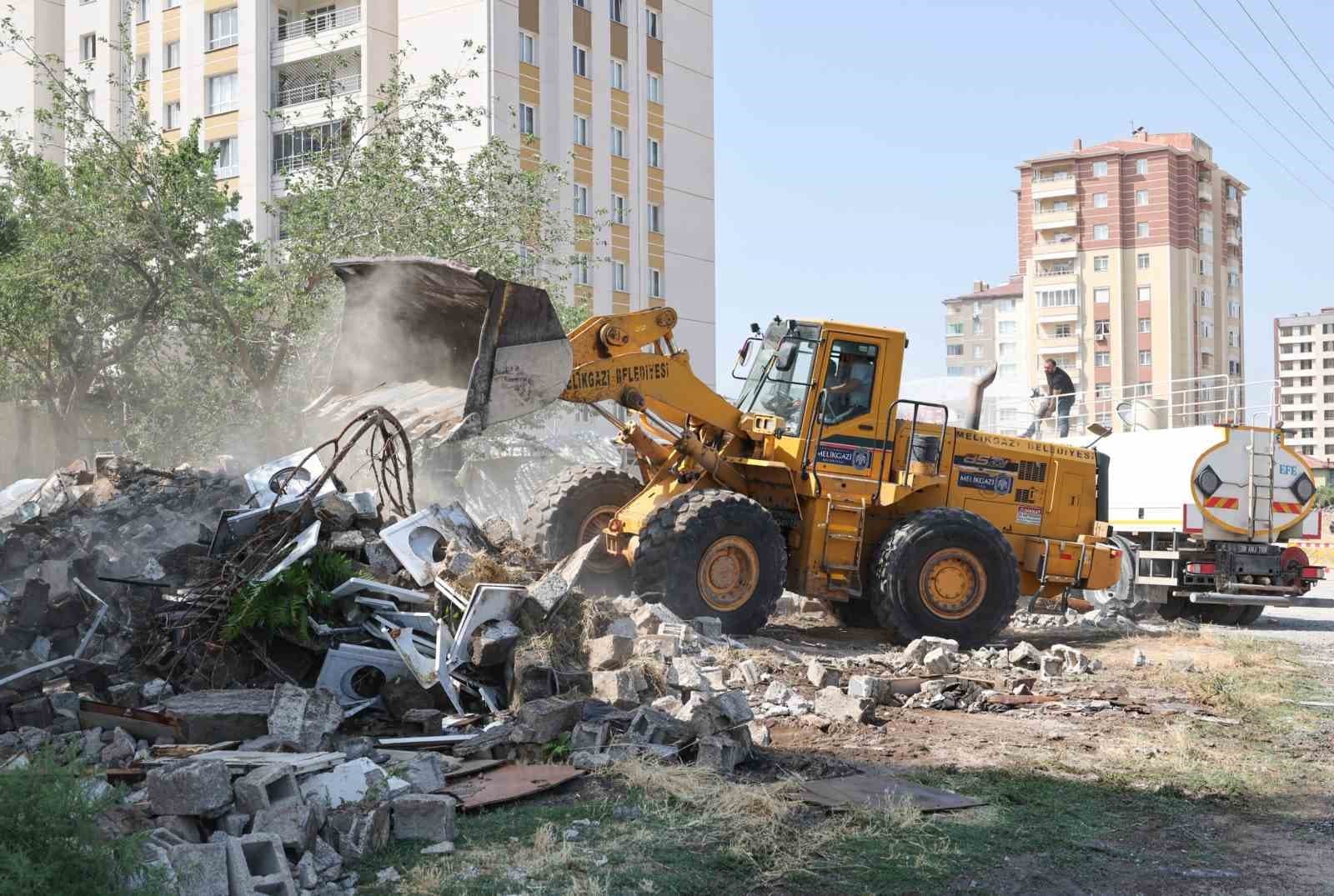 Yıldırım Beyazıt'ta Kentsel Dönüşüm Süreci Devam Ediyor: Dokuz Gecekondunun Yıkımı Tamamlandı, Modern Park Alanı İnşa Ediliyor