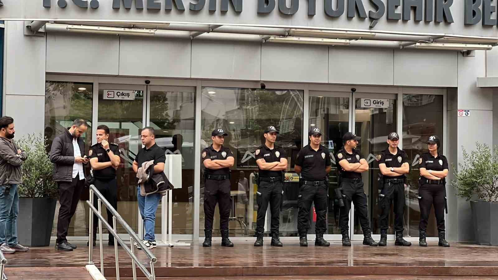 Mersin Büyükşehir Belediyesi'nde Operasyon: Başkan Seçer Dahil 59 Kişi Gözaltına Alındı