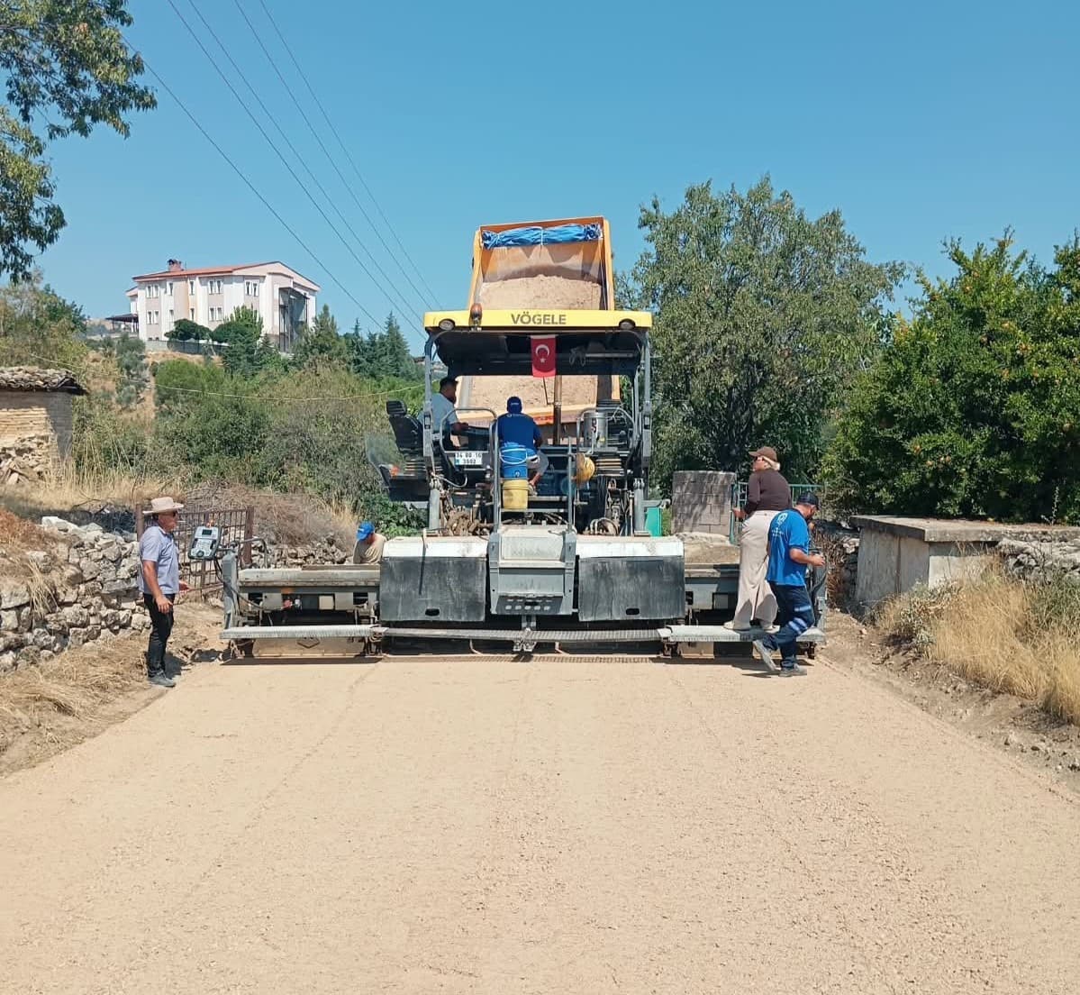 Buldan Karadere Yolu Sıcak Asfaltla Tamamlandı