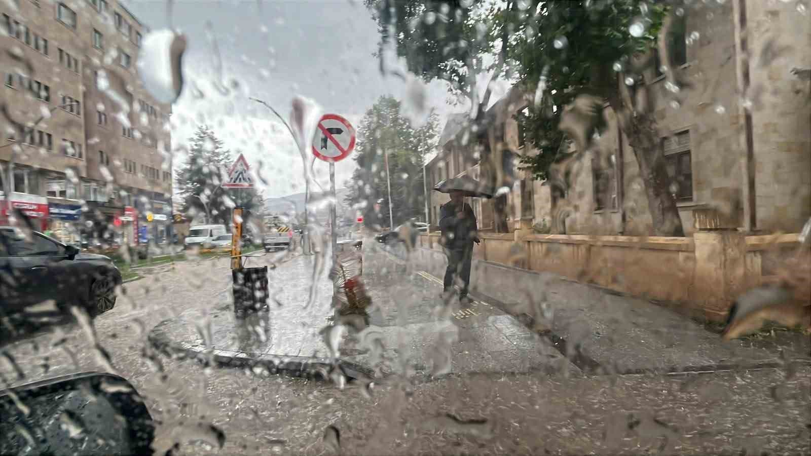 Bayburt'ta Gök Gürültülü Sağanak Yağış Günlük Hayatı Etkiledi