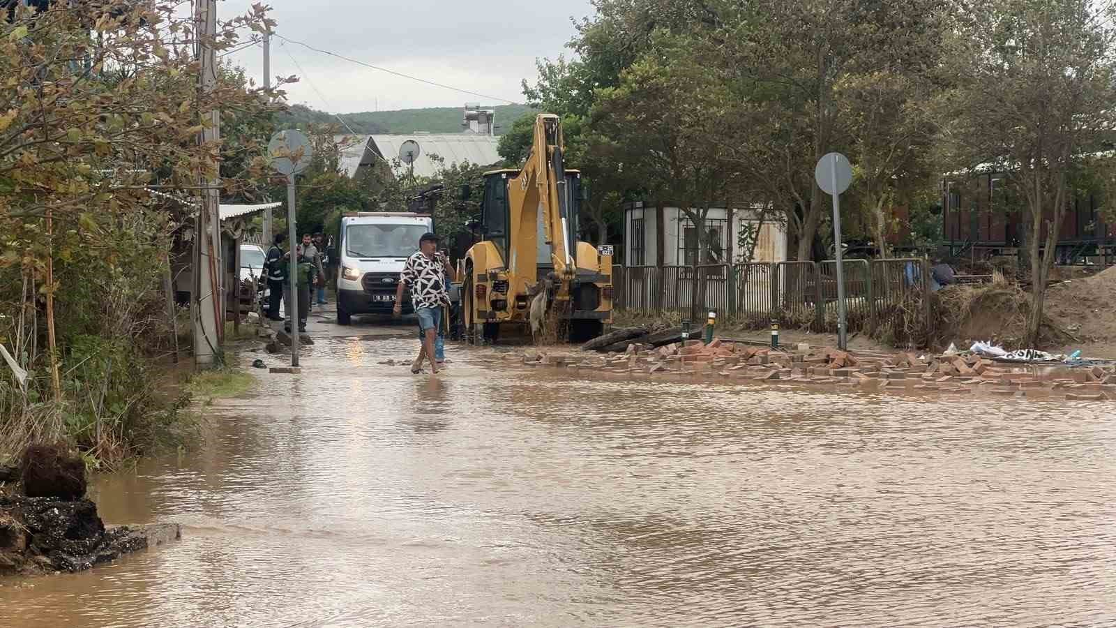 Mudanya Esence'de Sel ve Su Baskını Müdahalesi Devam Ediyor: 78 Personel Çalışıyor