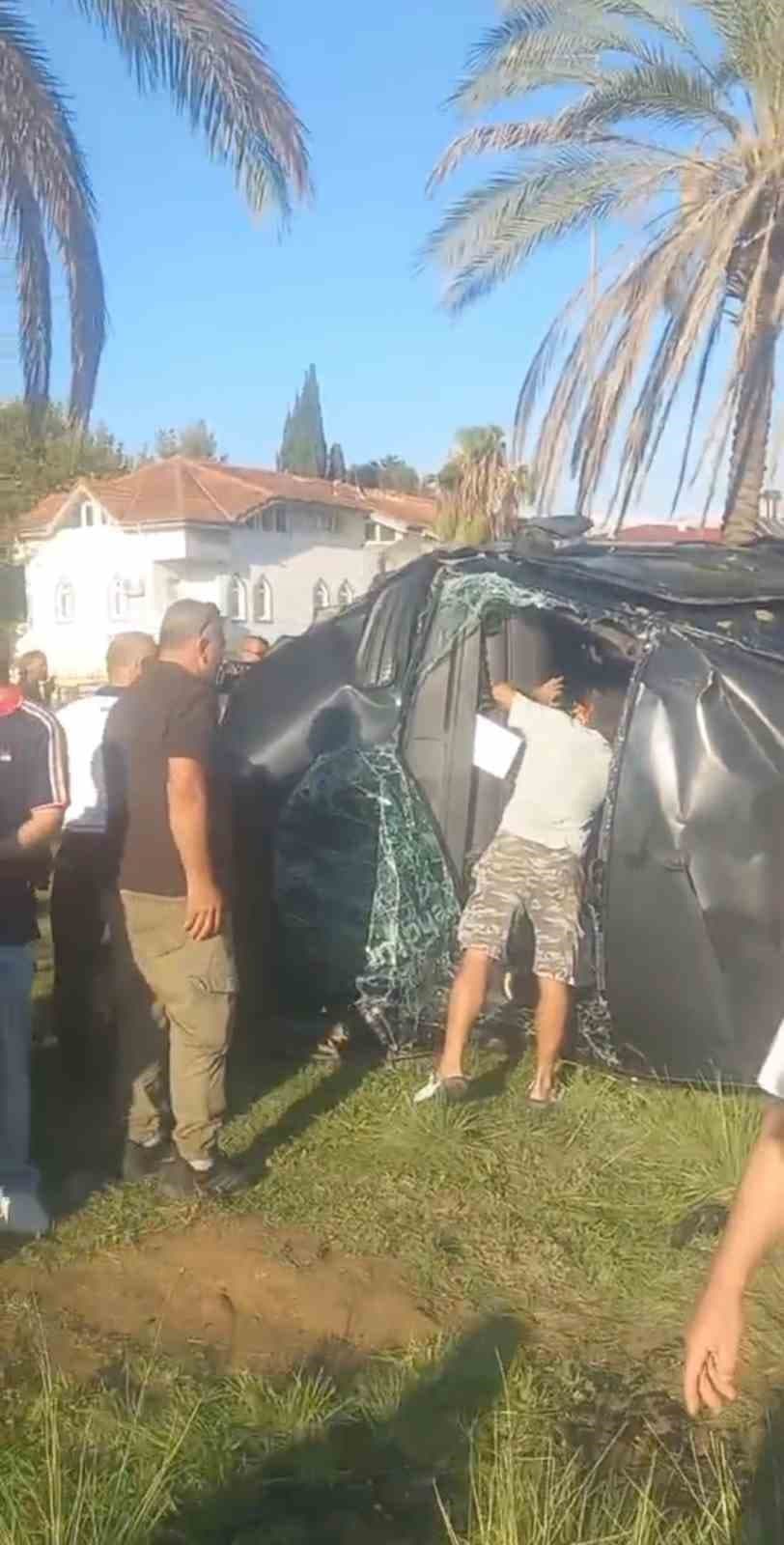 Antalya'da Trafik Kazası: Tur Minibüsü, Kamyonet ve Otomobil Çarpıştı, 17 Yaralı