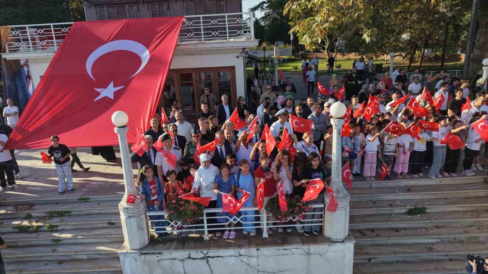 TCG Anadolu ve TCG Heybeliada, Yalova'da Vatandaşları Selamladı