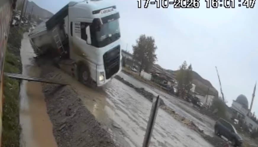 Yol vermek isterken kanala devrildi: Taş yüklü tırın kazası kamerada