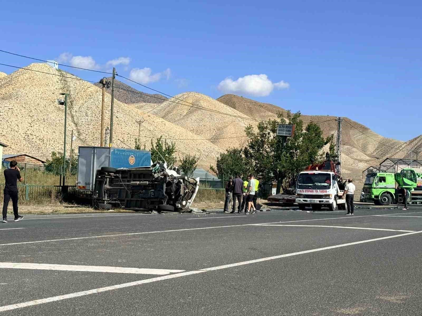 Oltu-Ardahan Yolunda Minibüs ve Traktör Çarpıştı: Üç Kişi Yaralandı, İki Yaralı Ağır Durumda