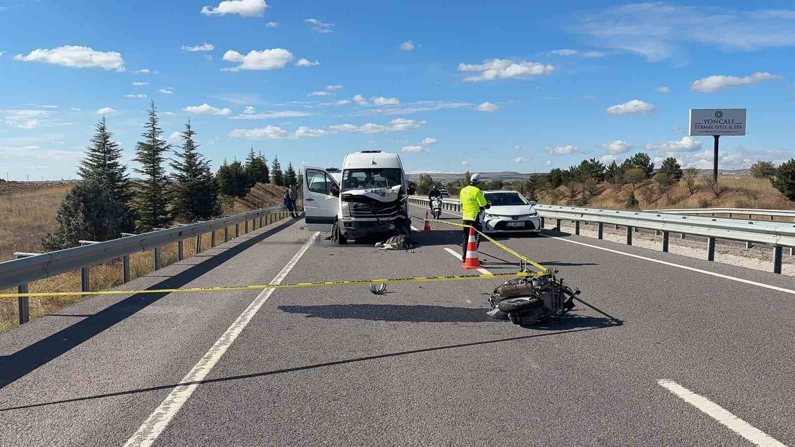 Kütahya'da Minibüs ve Motosiklet Çarpışması: Genç Sürücü Hayatını Kaybetti