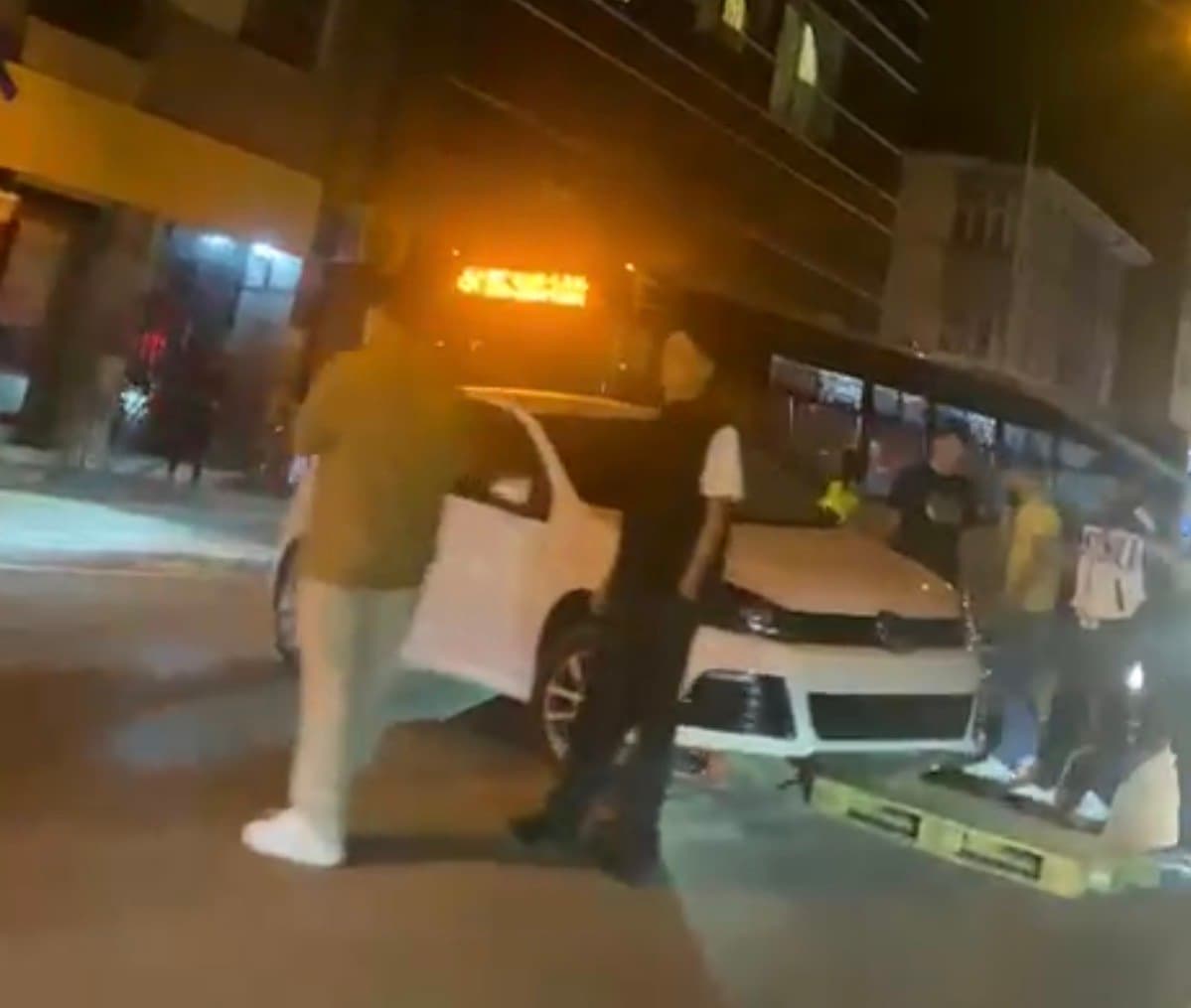 Sürücüsünün Kontrolünü Kaybettiği Otomobil, Caddeye Çıkan Mantar Dubaların Üzerine Asılı Kaldı