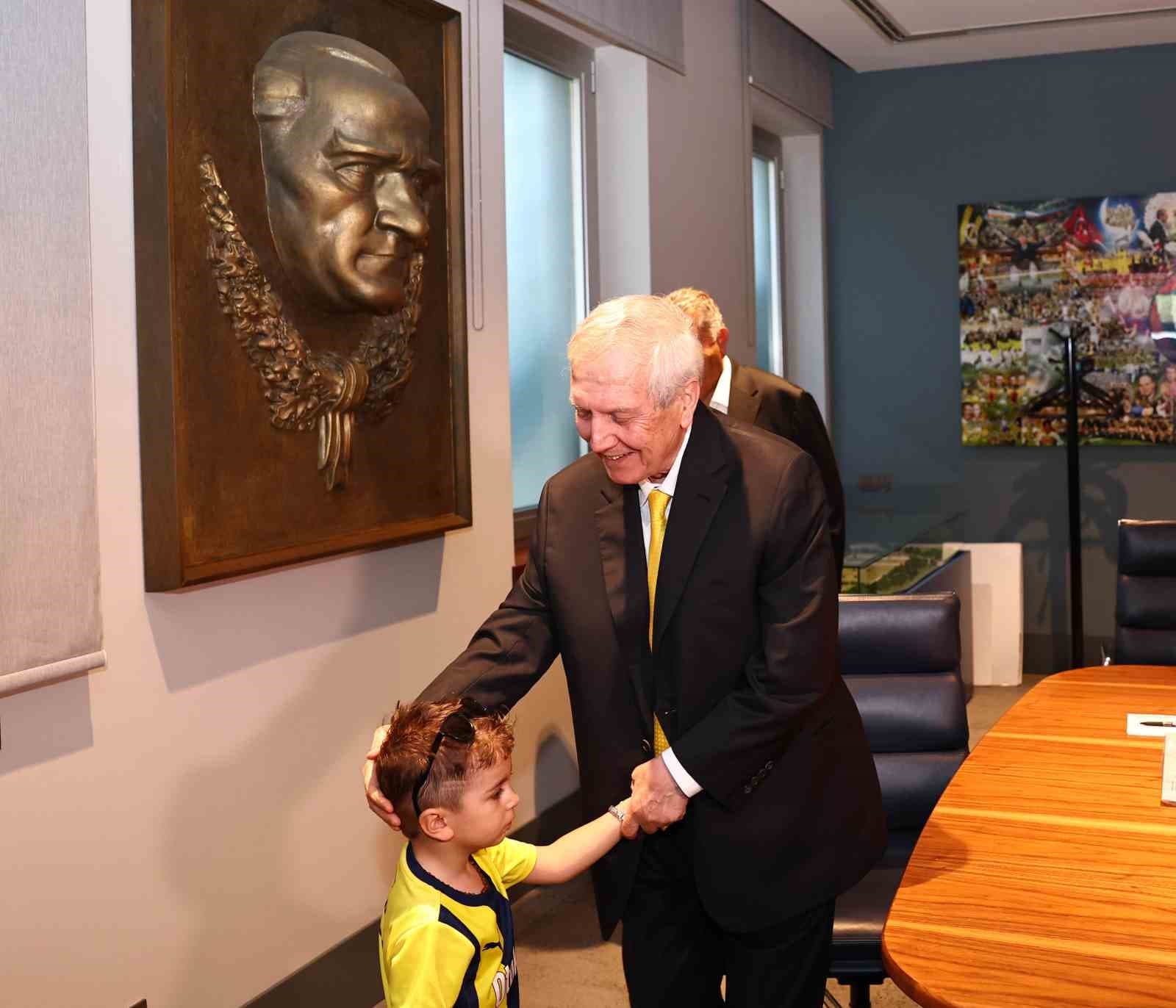 Fenerbahçe Taraftarı Göktuğ Alımcı, Başkan Aziz Yıldırım'ın Davetinde Lyon Maçı İçin Stadyumda Yer Aldı
