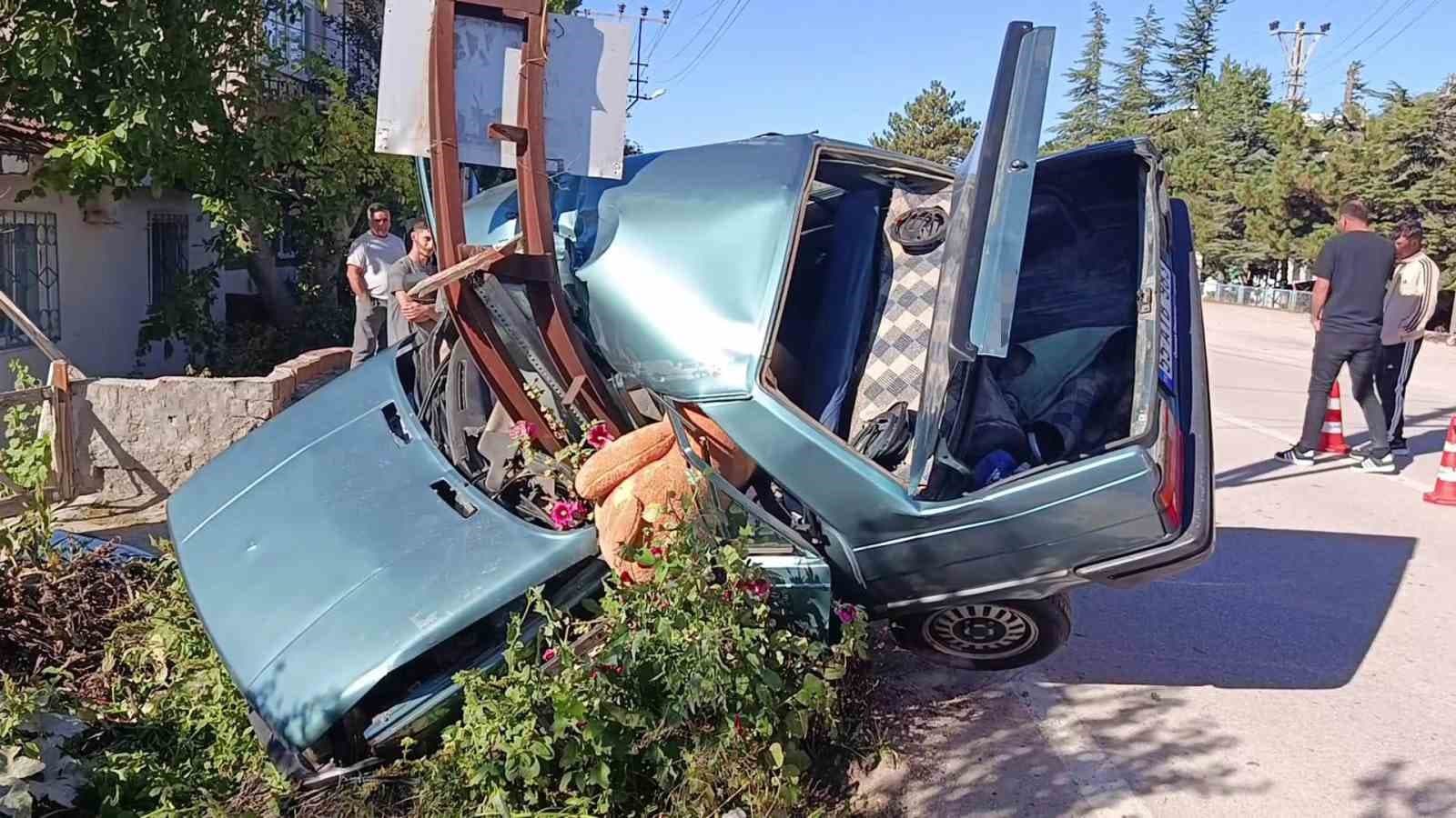 Amasya'da Otomobil Elektrik Direğine Çarptı: İki Yaralı