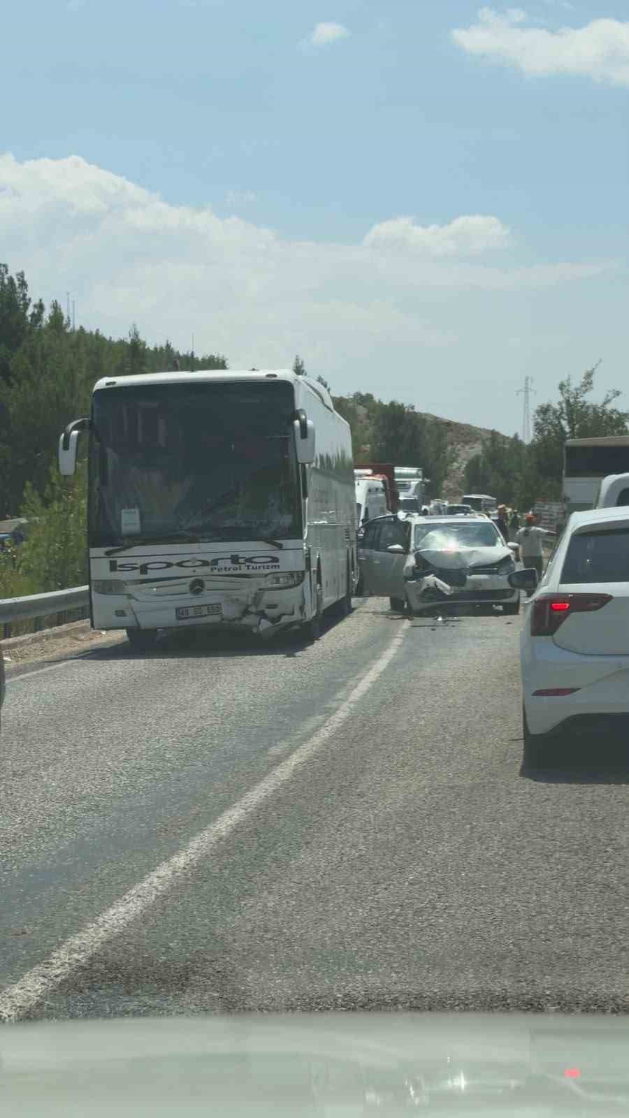 Muğla’da Yolcu Otobüsü ile Ticari Araç Çarpıştı: 5 Yaralı