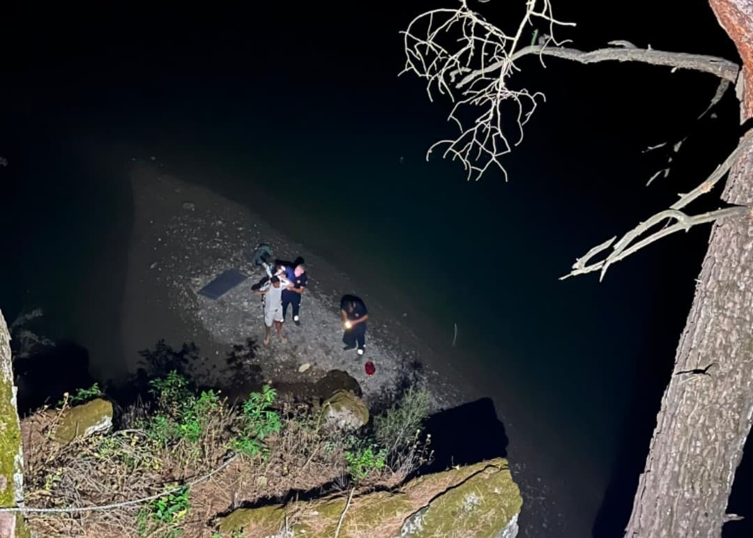 Kozan'da Göksu Çayı'nda Balık Avı Sırasında Mahsur Kalan İki Kişi Kurtarıldı