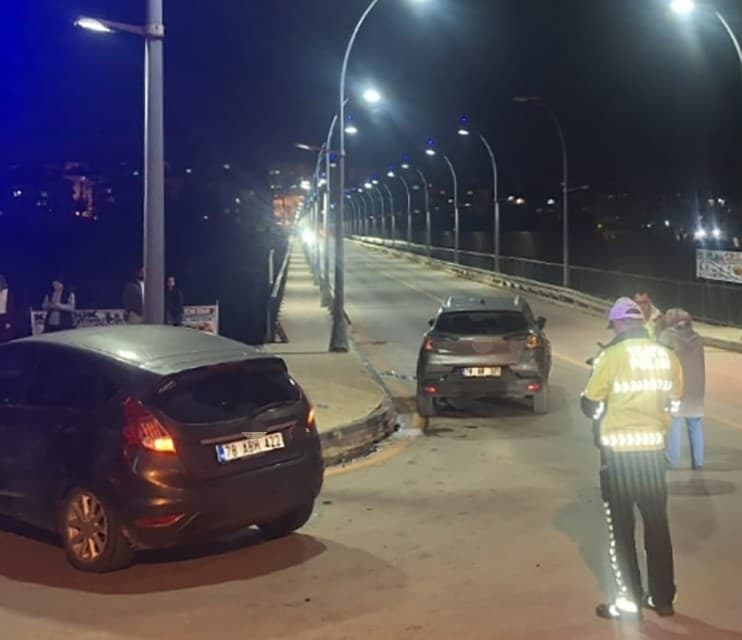 Karabük’te kavşakta iki otomobil çarpıştı: 2 yaralı