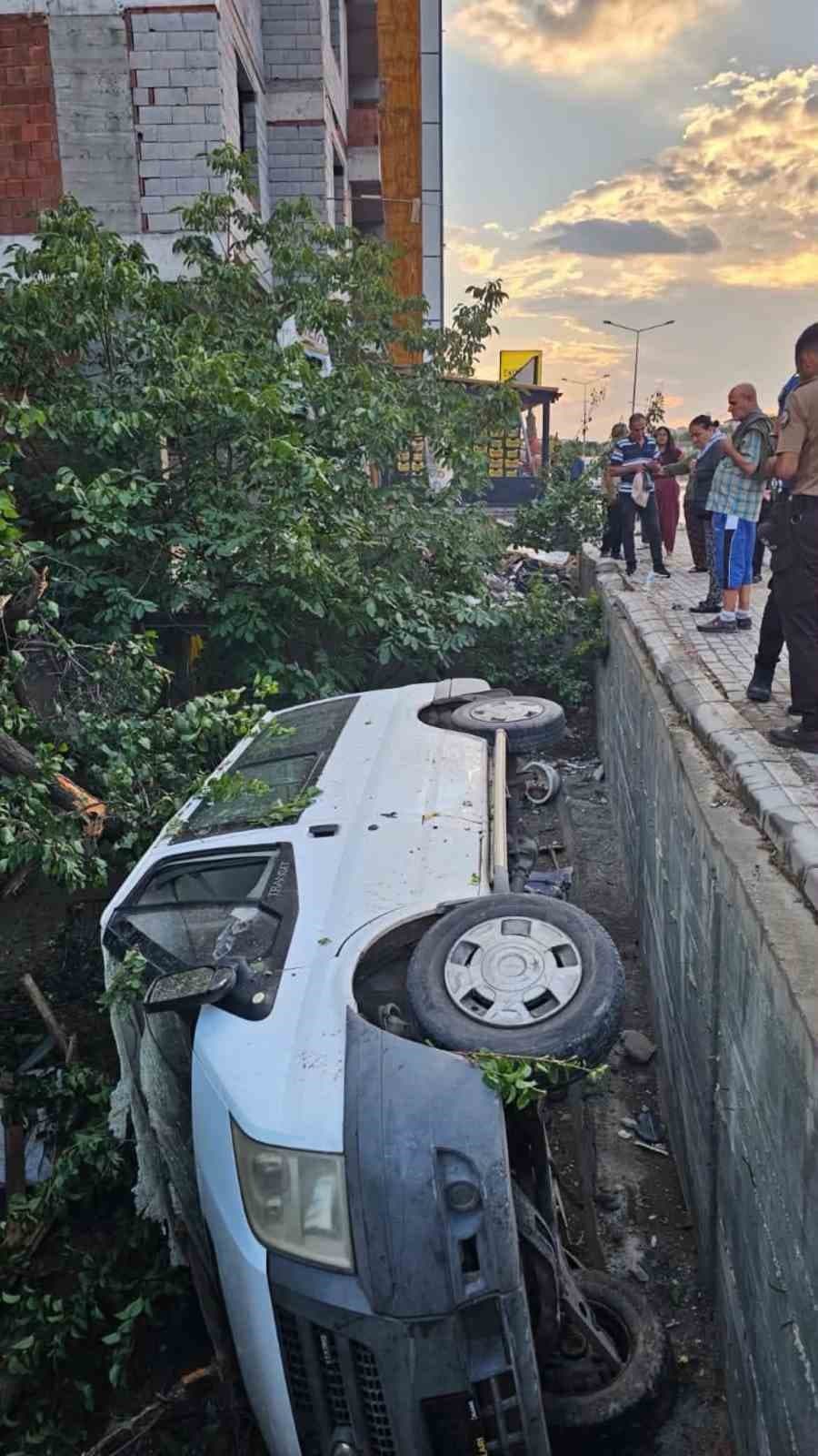 Elazığ'da Kontrol Kaybı Sonucu Minibüs Bahçeye Çarptı