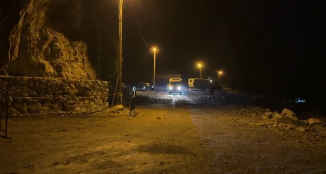 Amasra’da kaya parçaları karavanların bulunduğu alana düştü