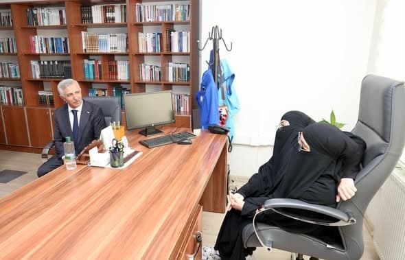 Siyam İkizleri Ayşe ve Sema, Resmi Ziyaretle Öne Çıktı