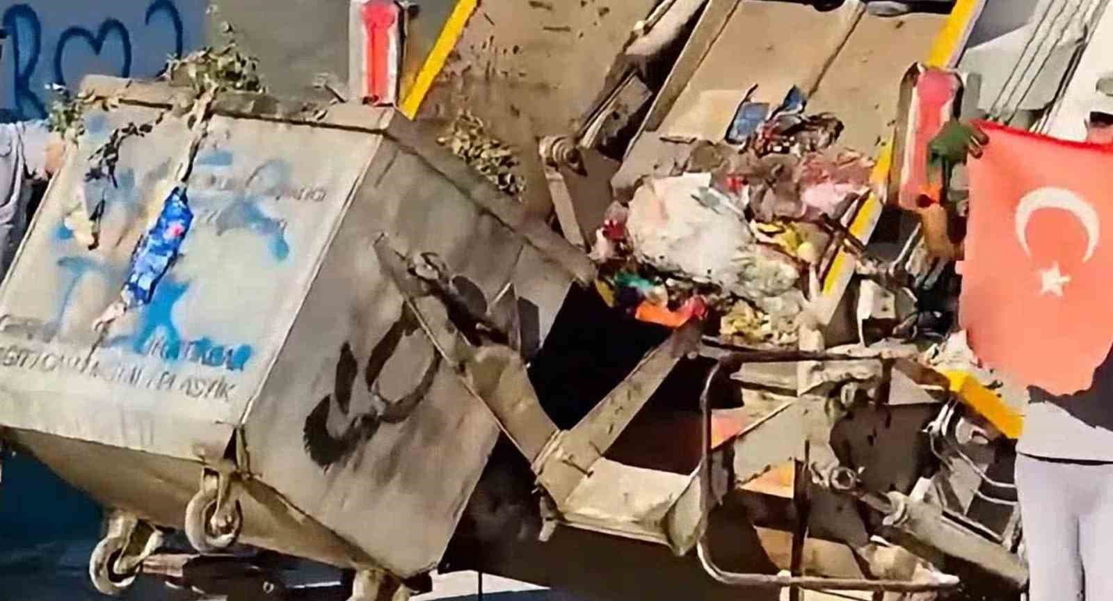 Şanlıurfa'da Temizlik Personelinin Bayraklara Yönelik Davranışı Takdir Edildi