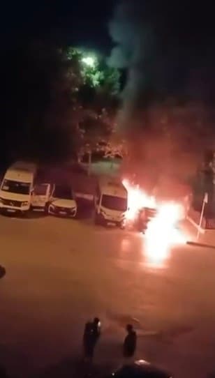 Küçükçekmece'de İki Araç Yangını: Nedenleri Araştırılıyor