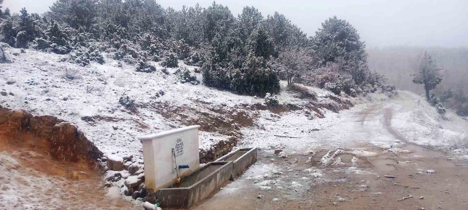 Hisarcık’ın Karbasan köyüne mevsimin ilk karı yağdı