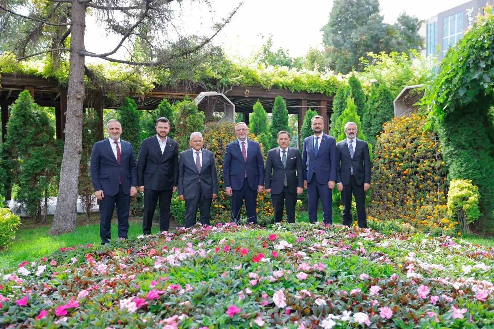 Kültür ve Turizm Bakan Yardımcısı Yılmaz, Kayseri Büyükşehir Belediye Başkanı Büyükkılıç'ı Ziyaret Etti