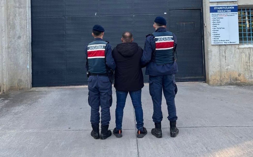 Bafra’da Uyuşturucu Suçlusu Yakalandı: 9 Yıl 2 Ay Hapis Cezasıyla Aranan Şahıs Jandarma Tarafından Tutuklandı