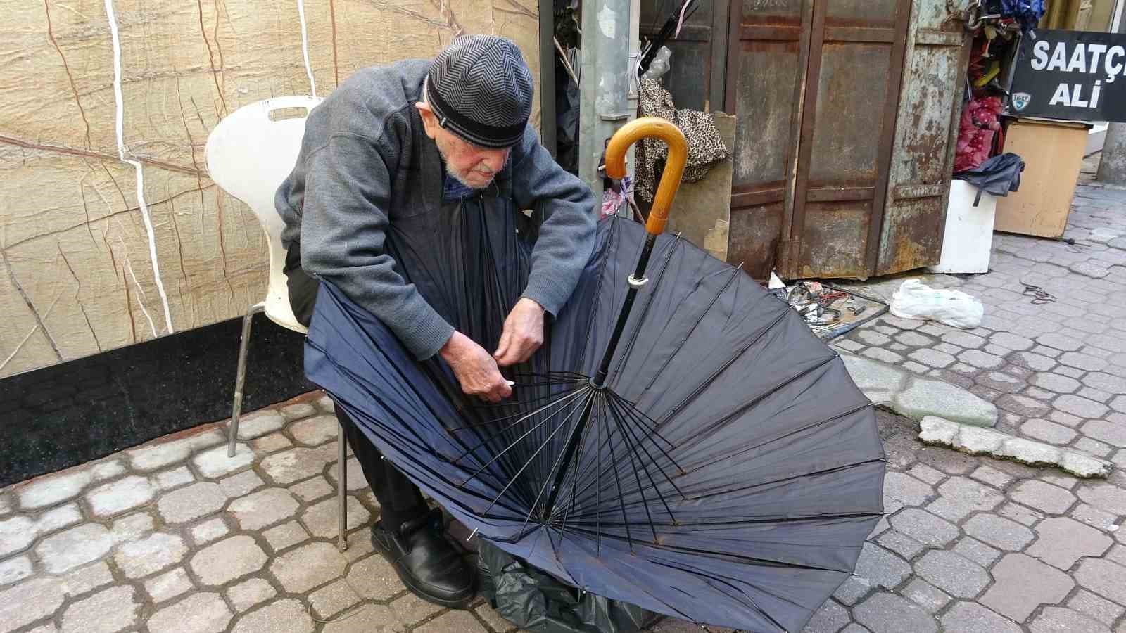 97 Yıllık Yaşam ve 70 Yıllık Ustalık: Şemsiye Tamircisi Dursun Yıldız'ın Hikayesi