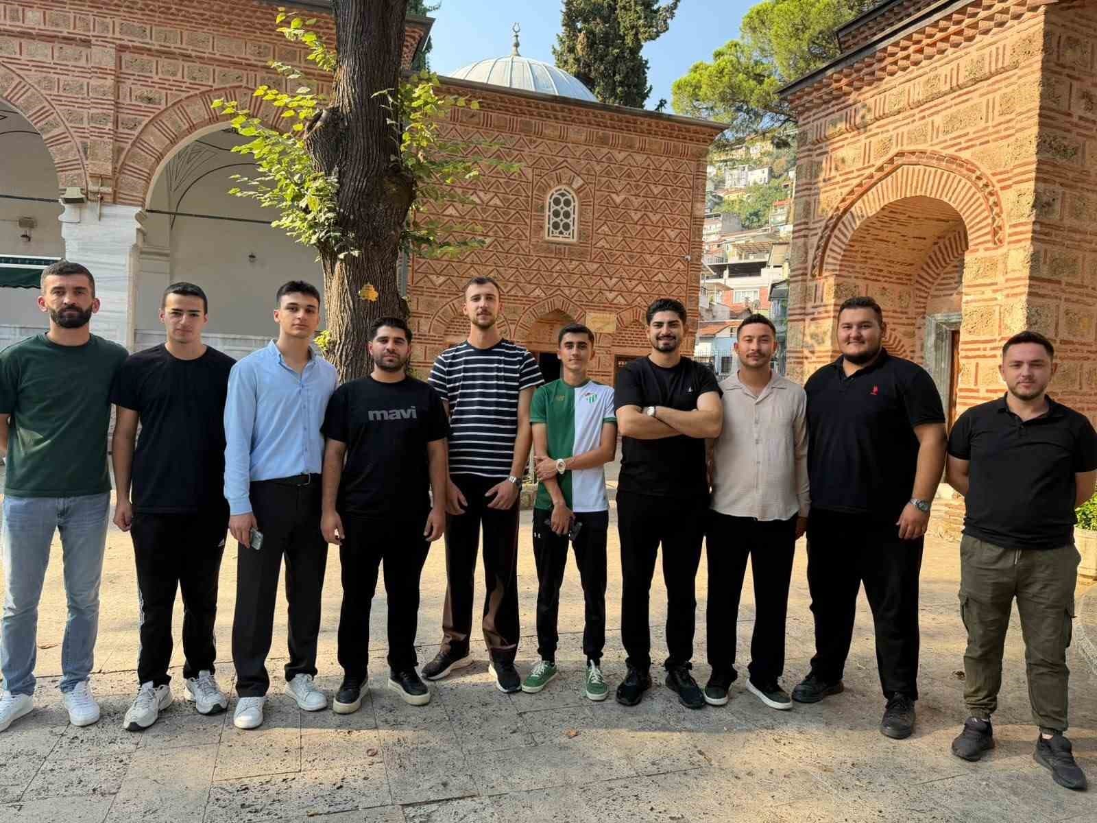 AK Parti Osmangazi Gençlik Kolları, Tarihi Hamzabey Külliyesi'nde Bakım Çalışması Yaptı