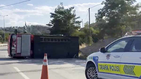 Sinop'ta Söndürme Aracı Kazası: Bariyerlere Çarpan Araç Yan Yattı, Sürücü Yaralandı