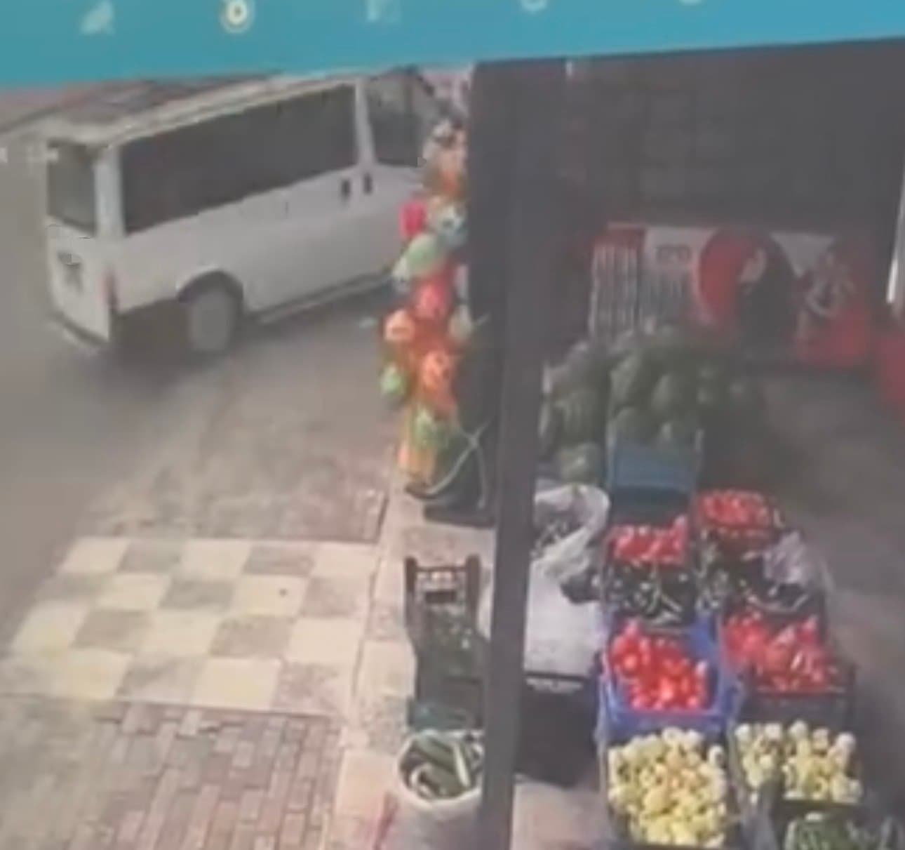 Elazığ'da Minibüsün Kontrol Kaybı Sonucu Bahçeye Çarptığı Kaza Yaşandı