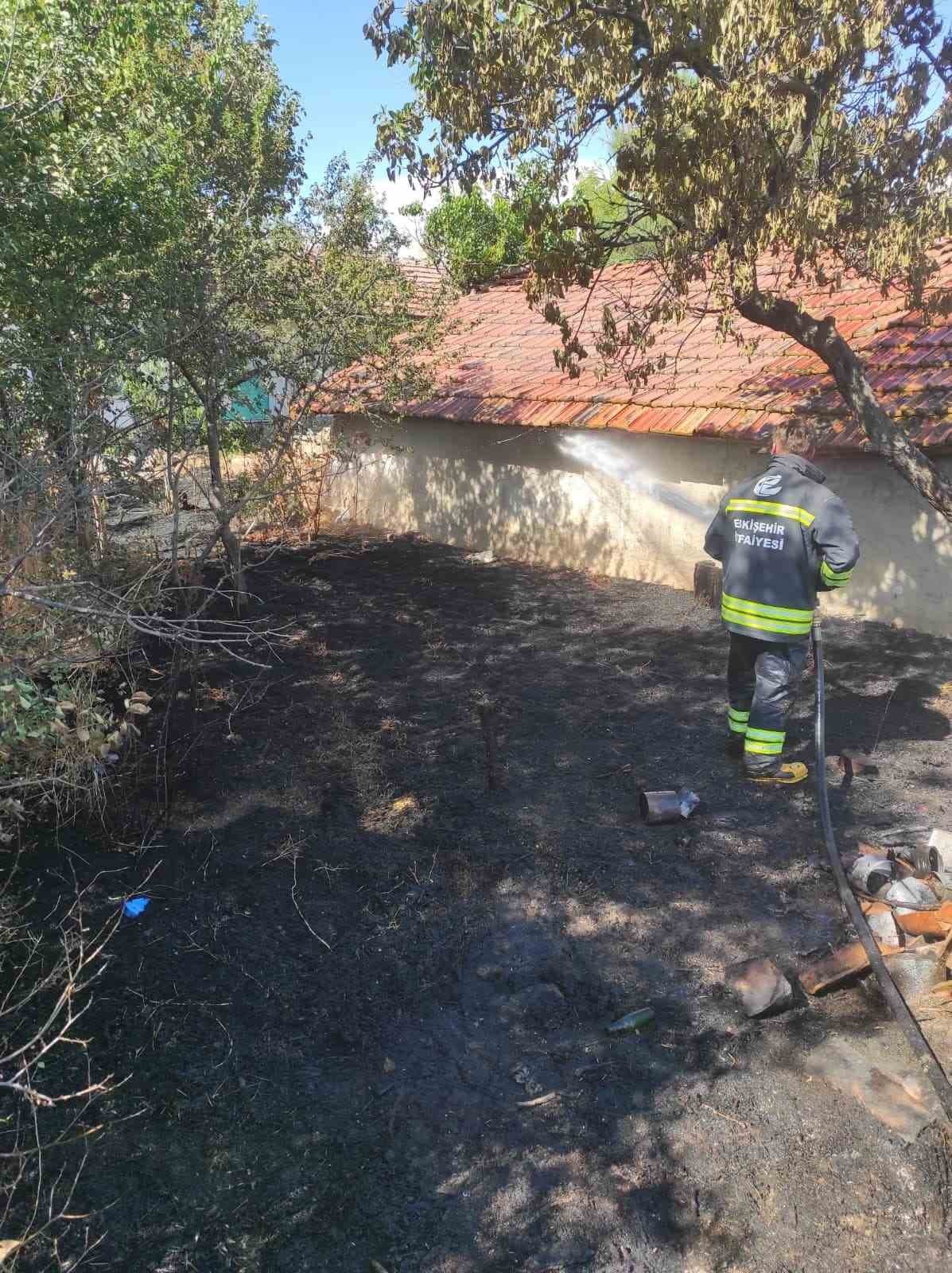 Eskişehir'de Müstakil Ev Bahçesinden Başlayan Yangın Kontrol Altına Alındı