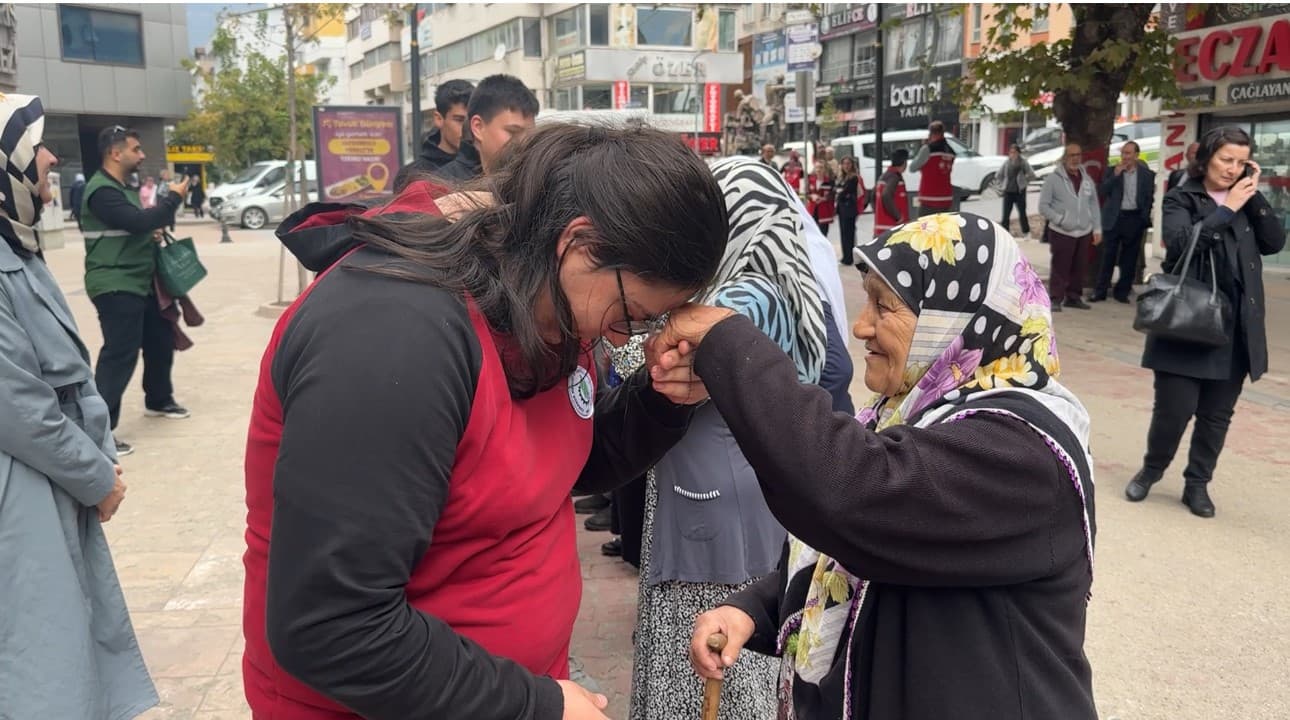 Karabük'te Dünya Yaşlılar Günü Yürüyüşünde Gençler Saygı Gösterdi