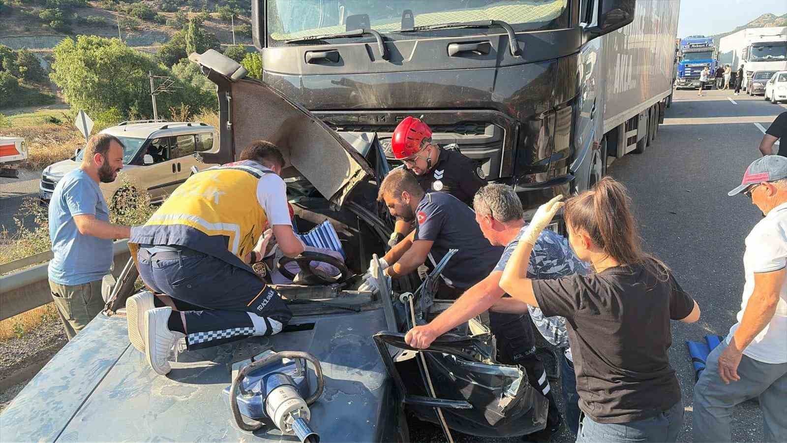 Bilecik Bozüyük'te Trafik Kazası: Araç Çarpıştı, Sürücü Sıkıştı