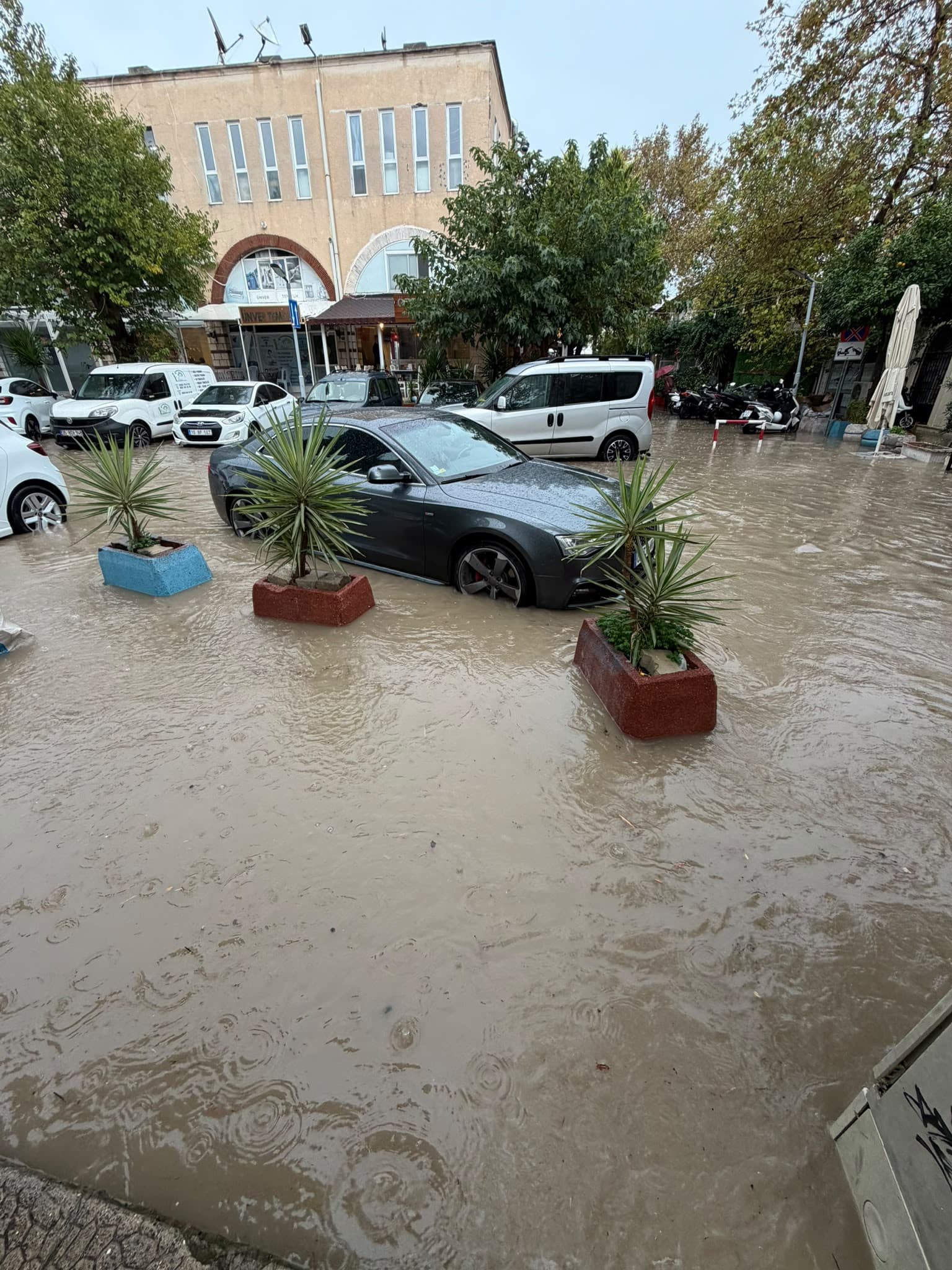 Çeşme’de şiddetli yağış hayatı olumsuz etkiledi