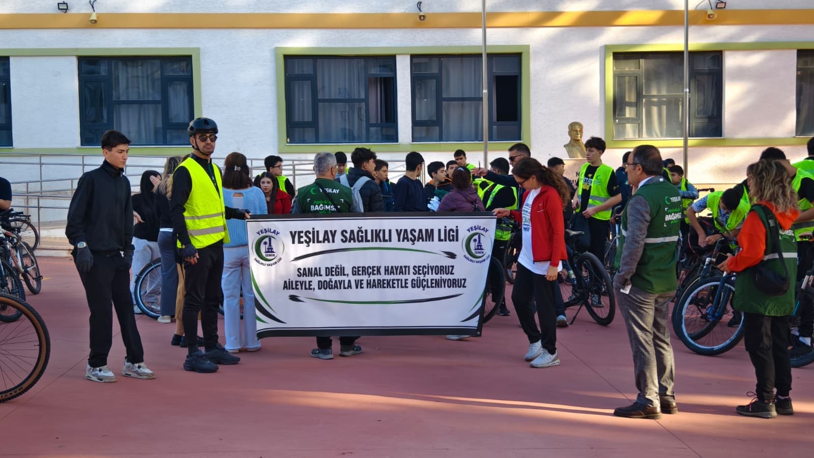 Selçuk’ta gençler hem pedal çevirdi hem sahilleri temizledi