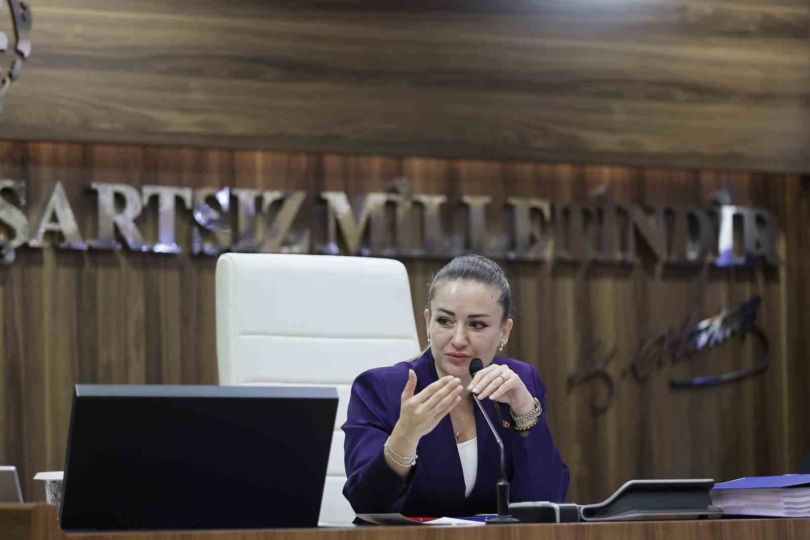 Büşra Özdemir, AK Parti'ye Geçiş İddialarına Cevap Verdi: 'Daha Nezaketli Davranmalarını Rica Ediyorum'