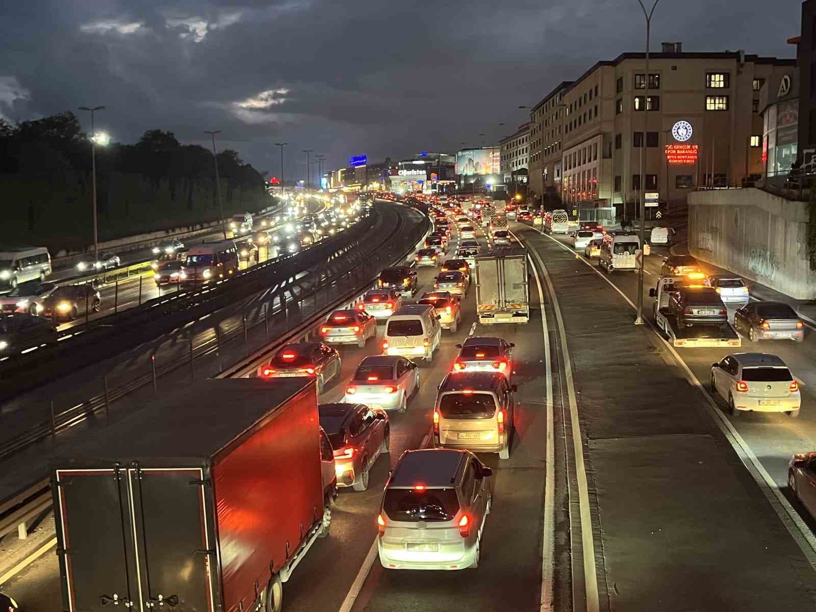 İstanbul'da Mesai Çıkışında Trafik Yoğunluğu %87'ye Çıktı