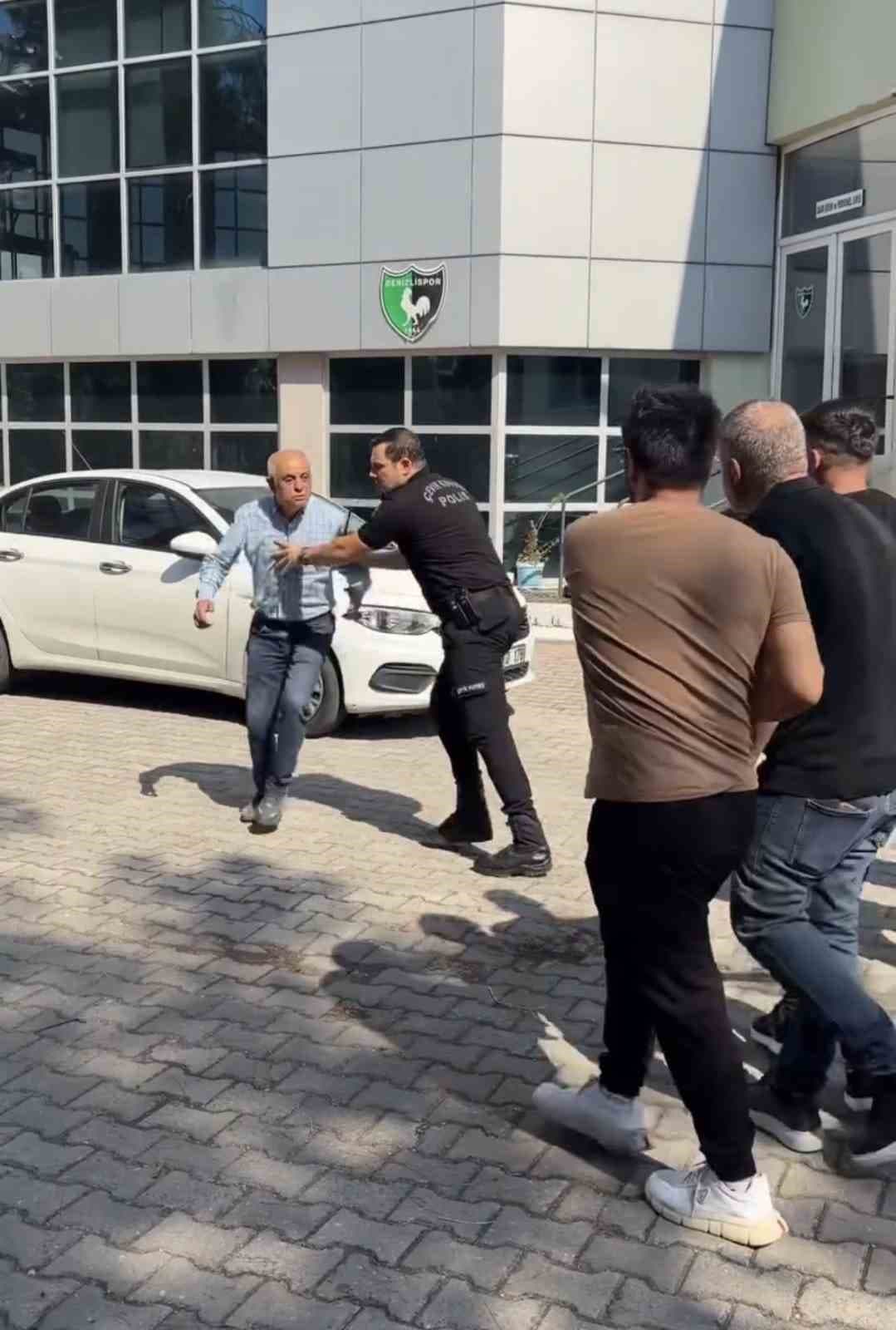 Denizlispor Tesislerinde Taraftar ve Başkan Arasında Gerginlik Yaşandı