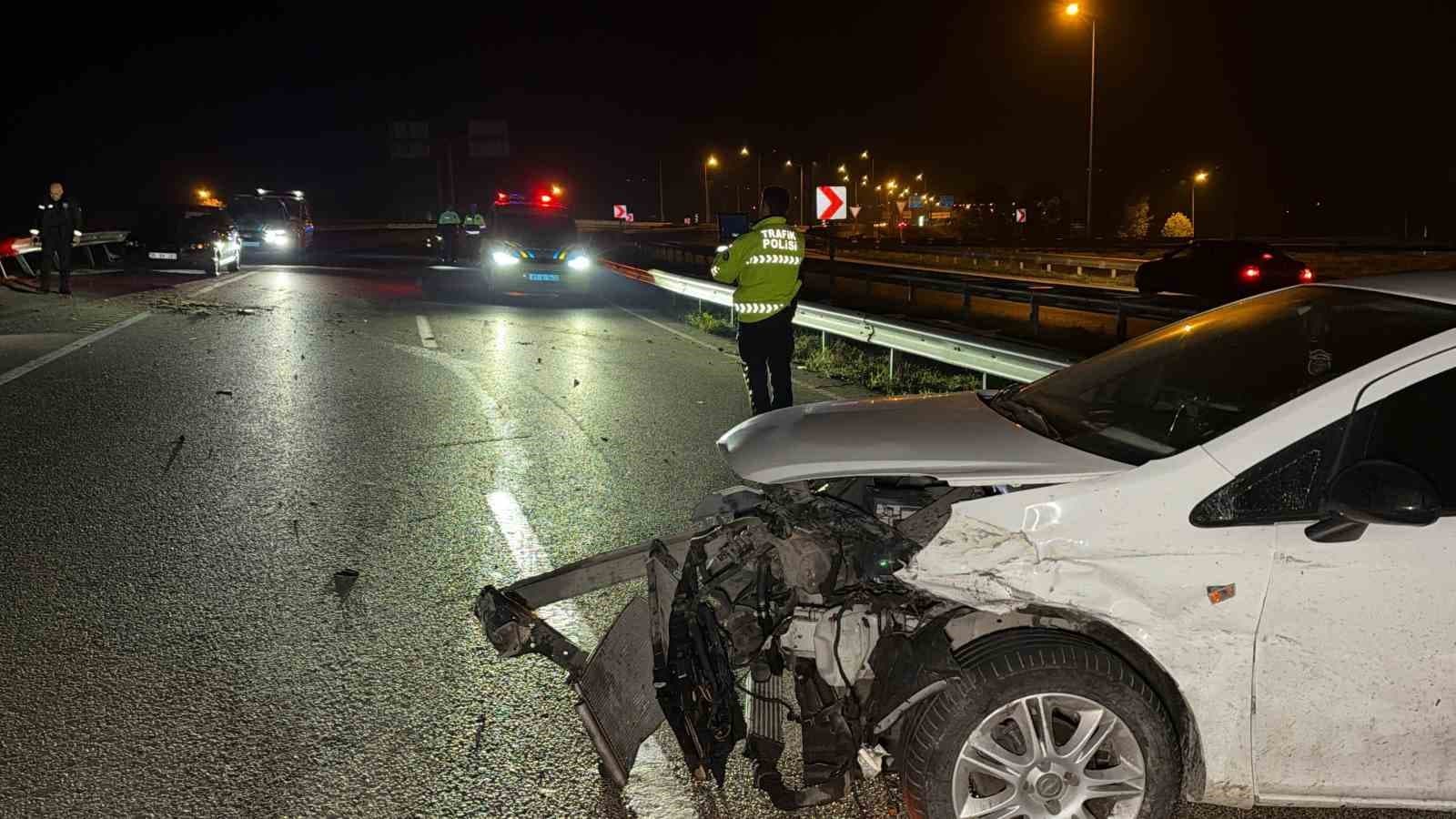 Otomobil Kontrolden Çıktı: Düzce'de Bariyerlere Çarpan Araçta Bir Yaralı