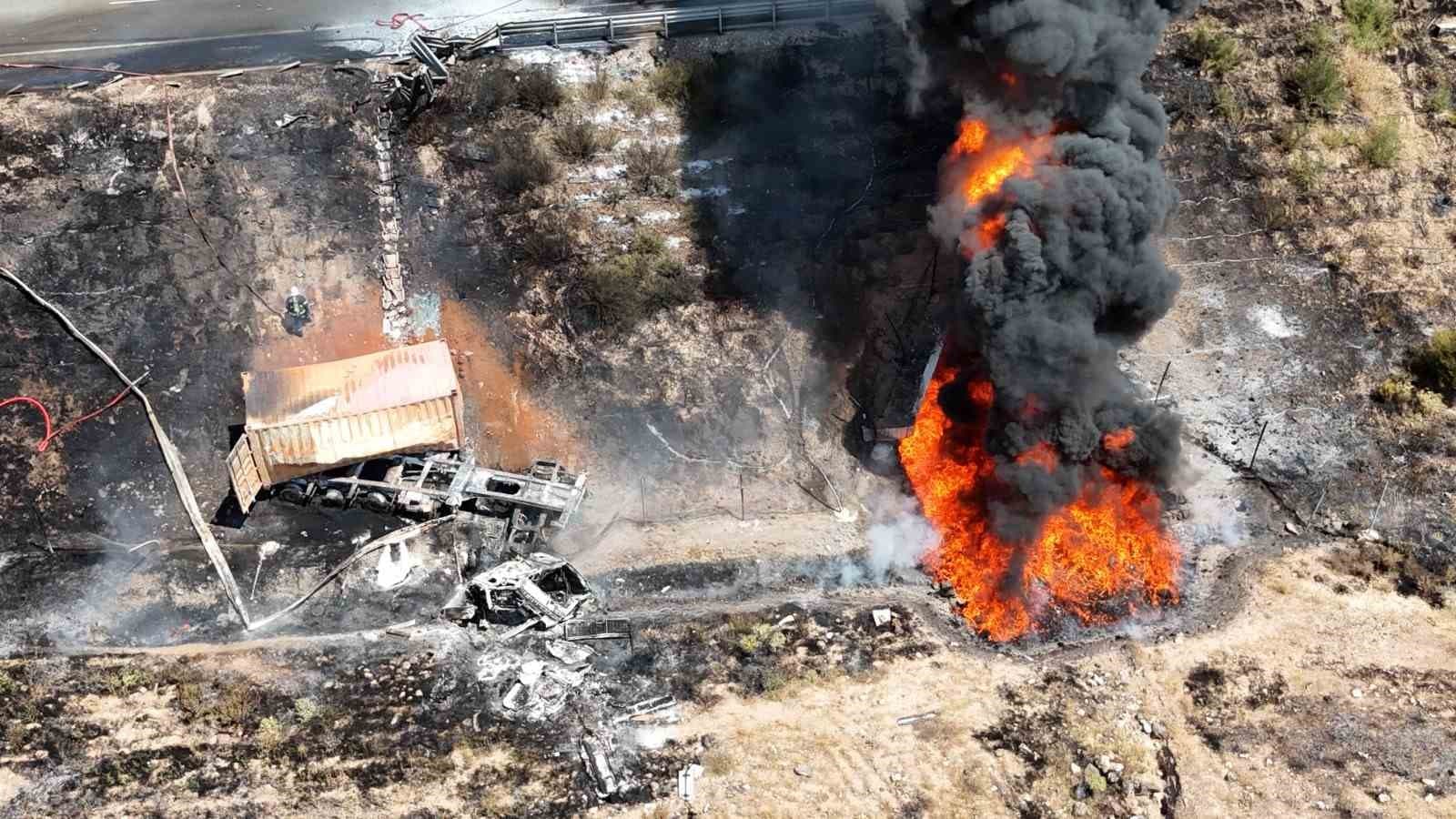 Madeni Yağlı Tır Şarampole Devrildi: Sürücü Yanarak Hayatını Kaybetti