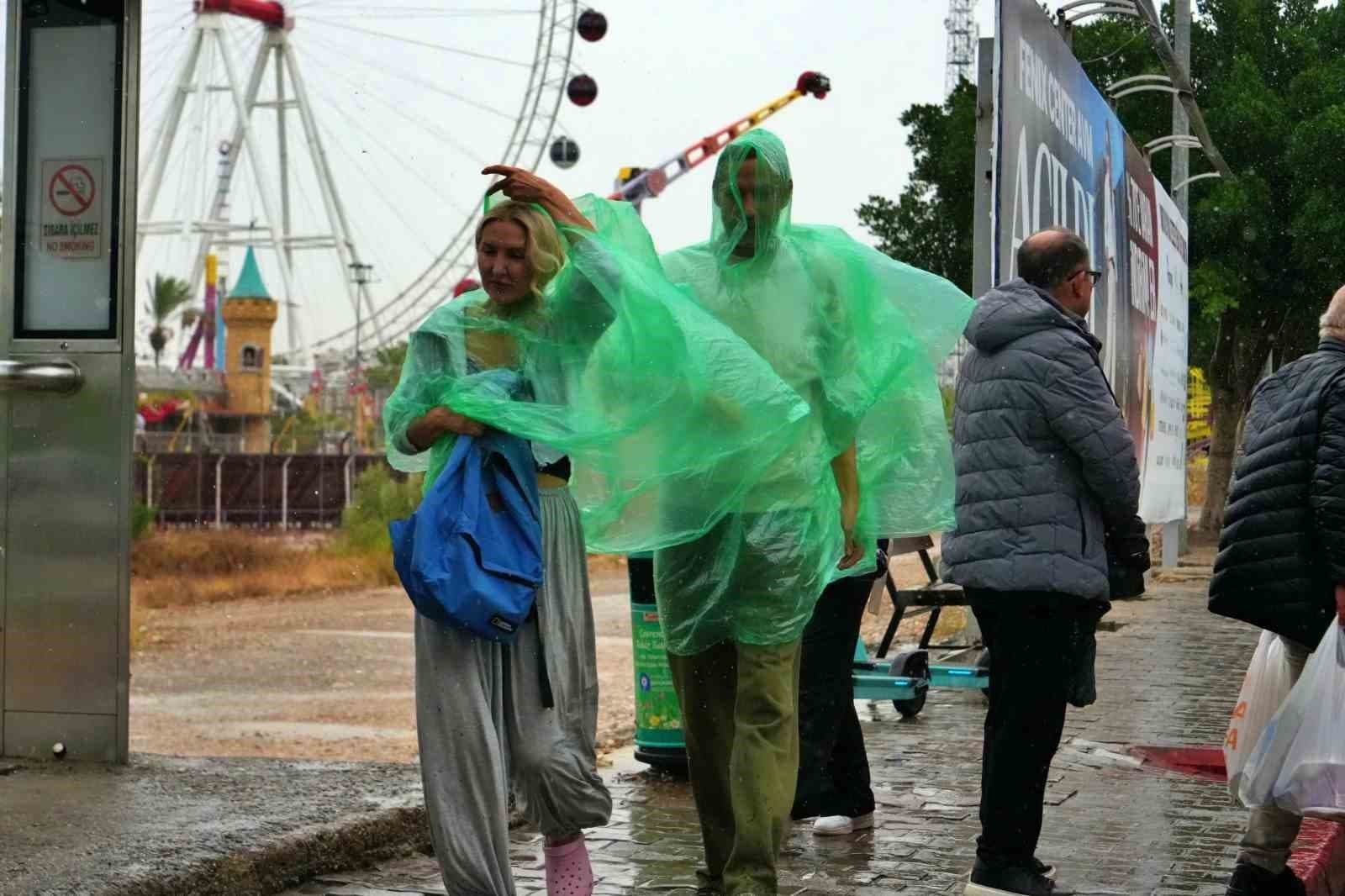Antalya'da Şiddetli Yağış Yaşandı: Hazırlıksız Yakalananlar Korunma Noktalarına Sığındı