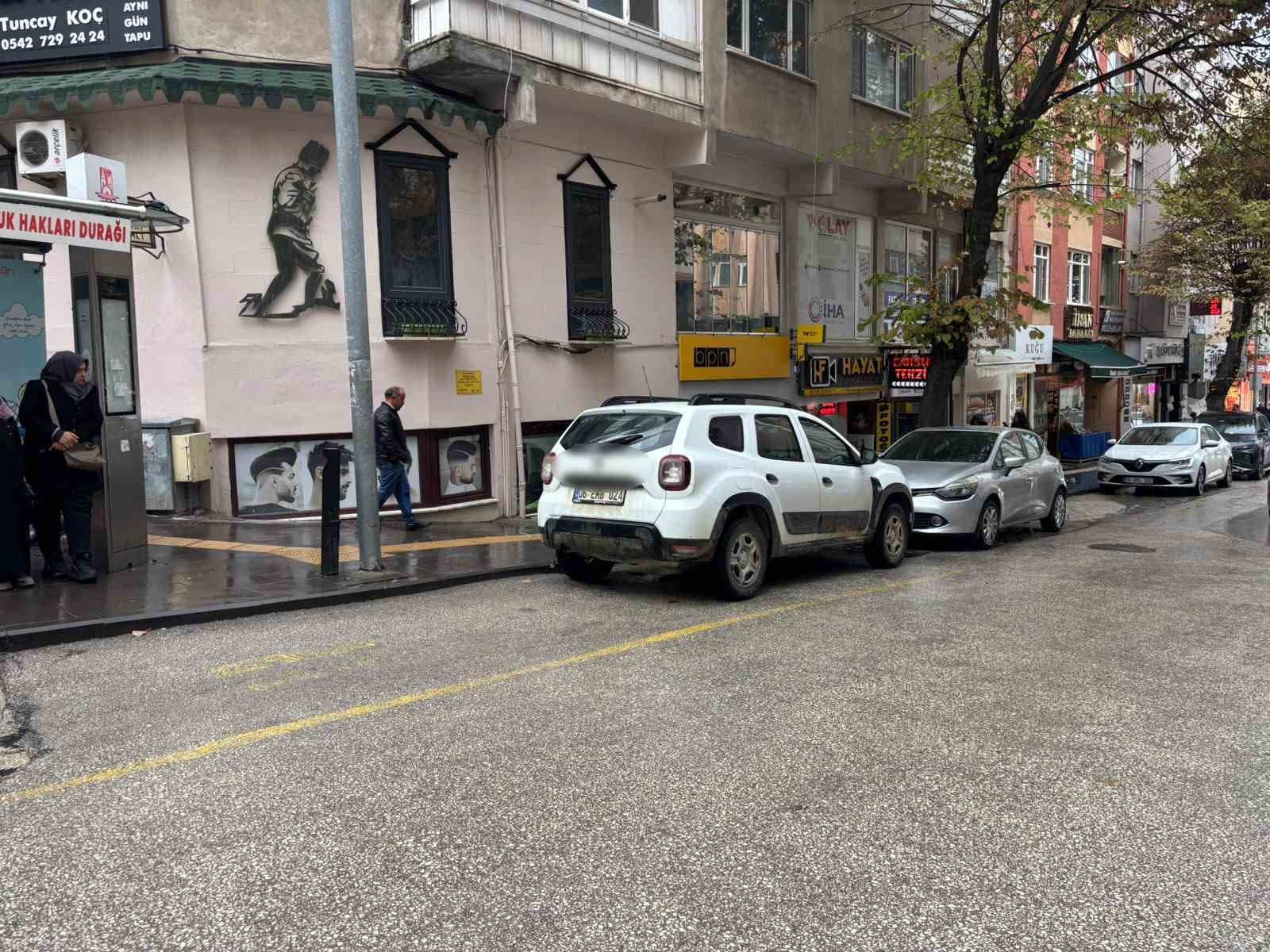 Tevfikbey Caddesi'nde Ters Şerit Kullanımı ve Minibüs Durağı Parkı Tartışma Yarattı