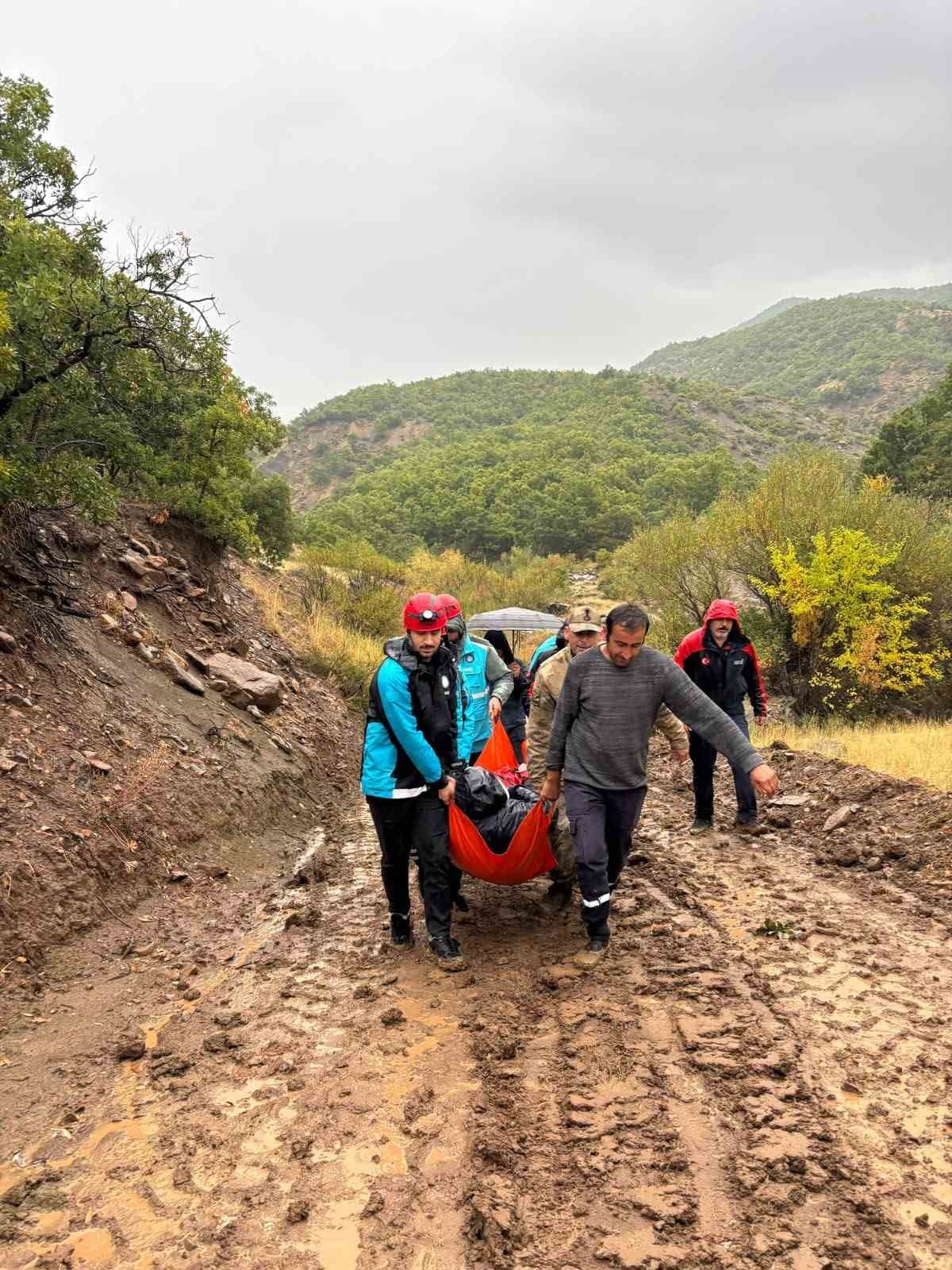 Yağış Nedeniyle Yola Kapanan Köyde Mahsur Kalan Hastaya Ekipler Ulaştı