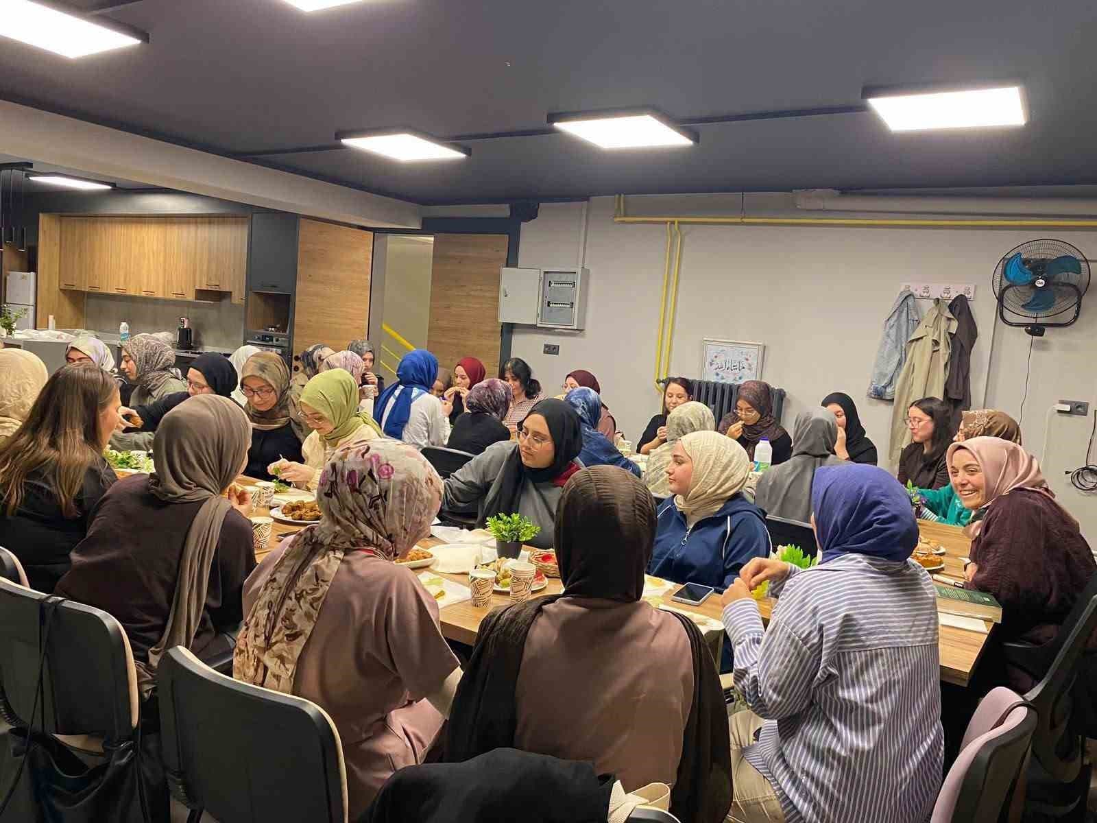 Üniversite Öğrencileri Aile ve Dini Rehberlik Merkezi'nde Programla Buluştu