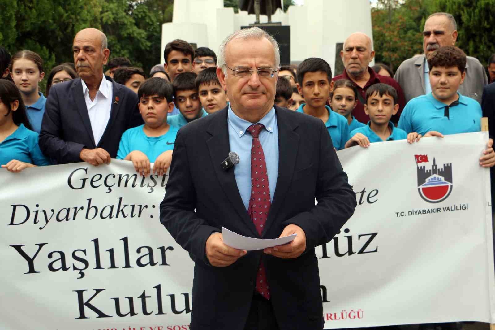 Diyarbakır'da 1 Ekim Dünya Yaşlılar Günü Anma Yürüyüşü Gerçekleştirildi