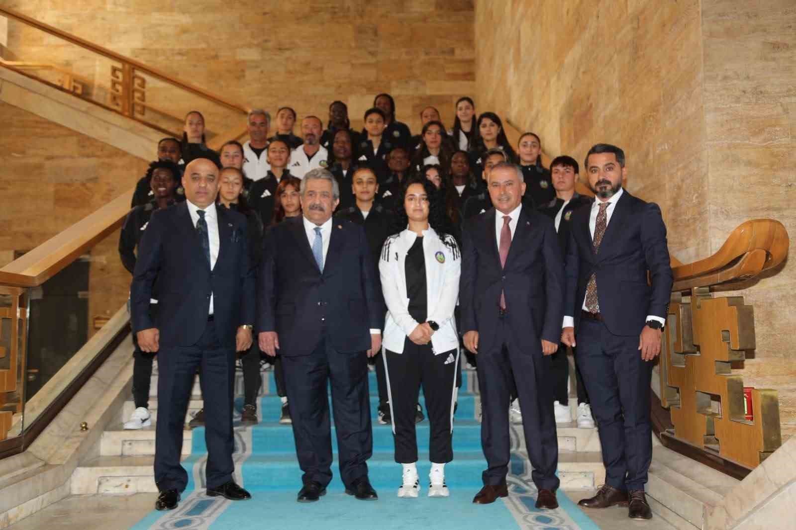 Yüksekova Spor Kulübü ile MHP Genel Başkan Yardımcısı Feti Yıldız Görüşmesi