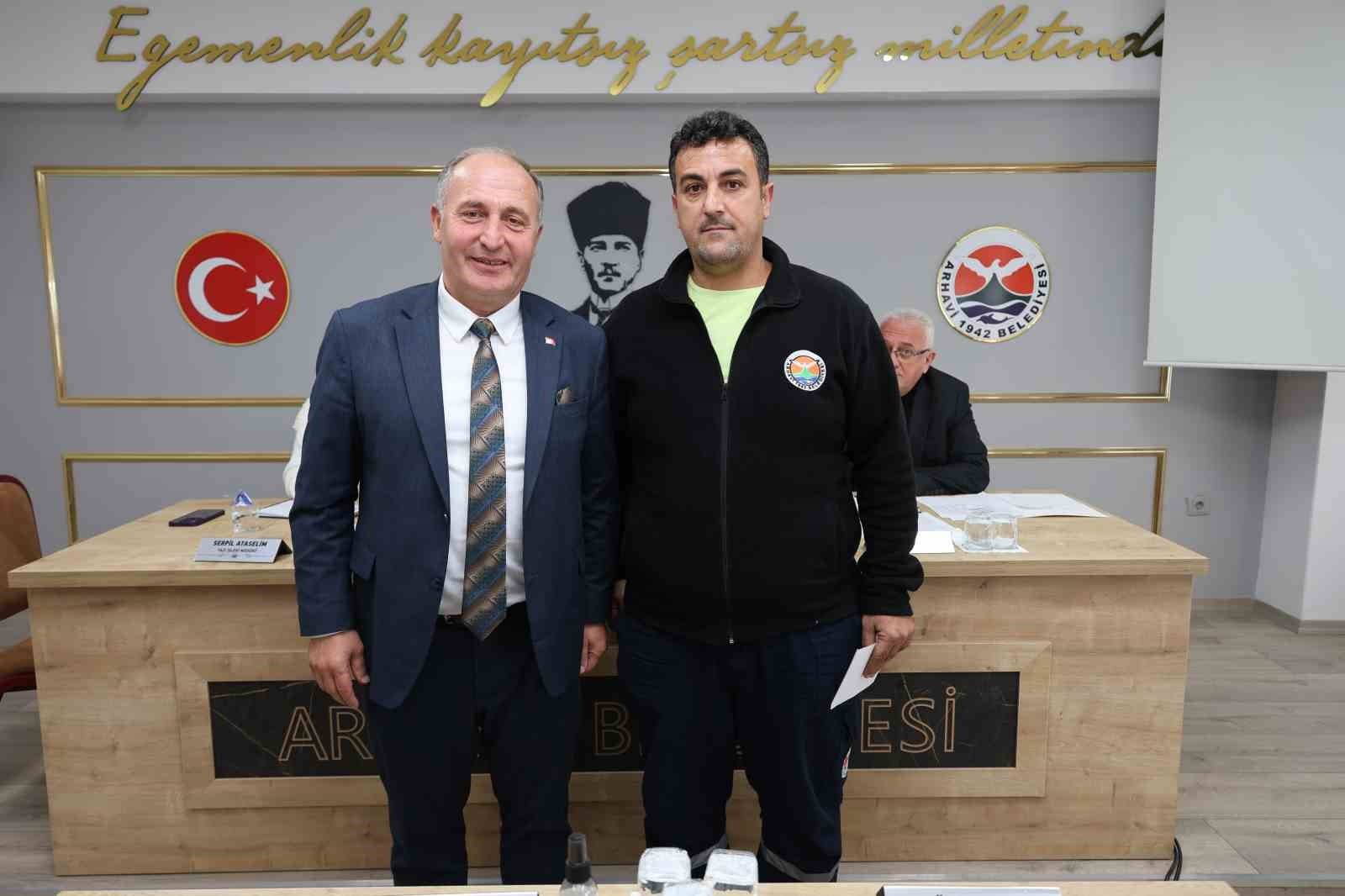 Arhavi'de Altın Teslim Eden Belediye Çalışanı Ödüllendirildi